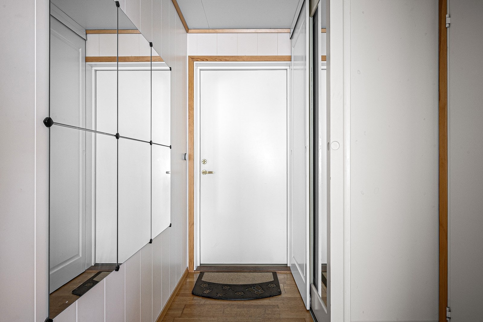Entré med gode oppbevaringsmuligheter i garderobeskap med speilfronter. Galleribilde
