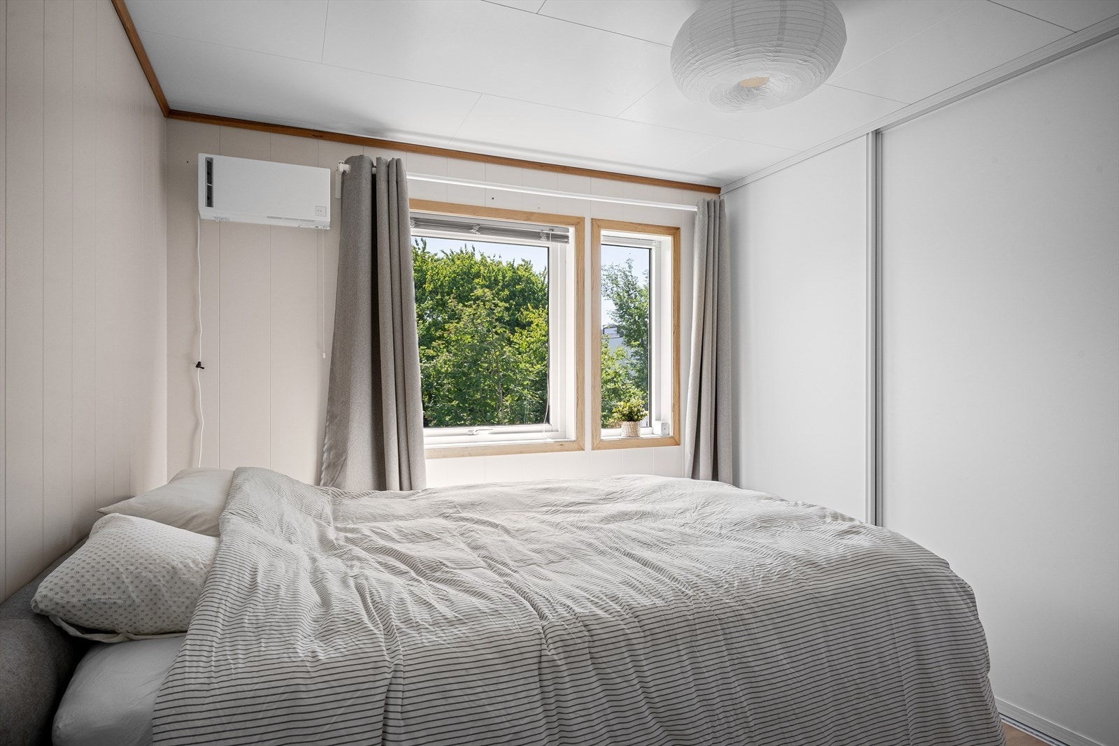 Hovedsoverom med skyvedørsgarderobe og romventilator installert i 2023. Galleribilde