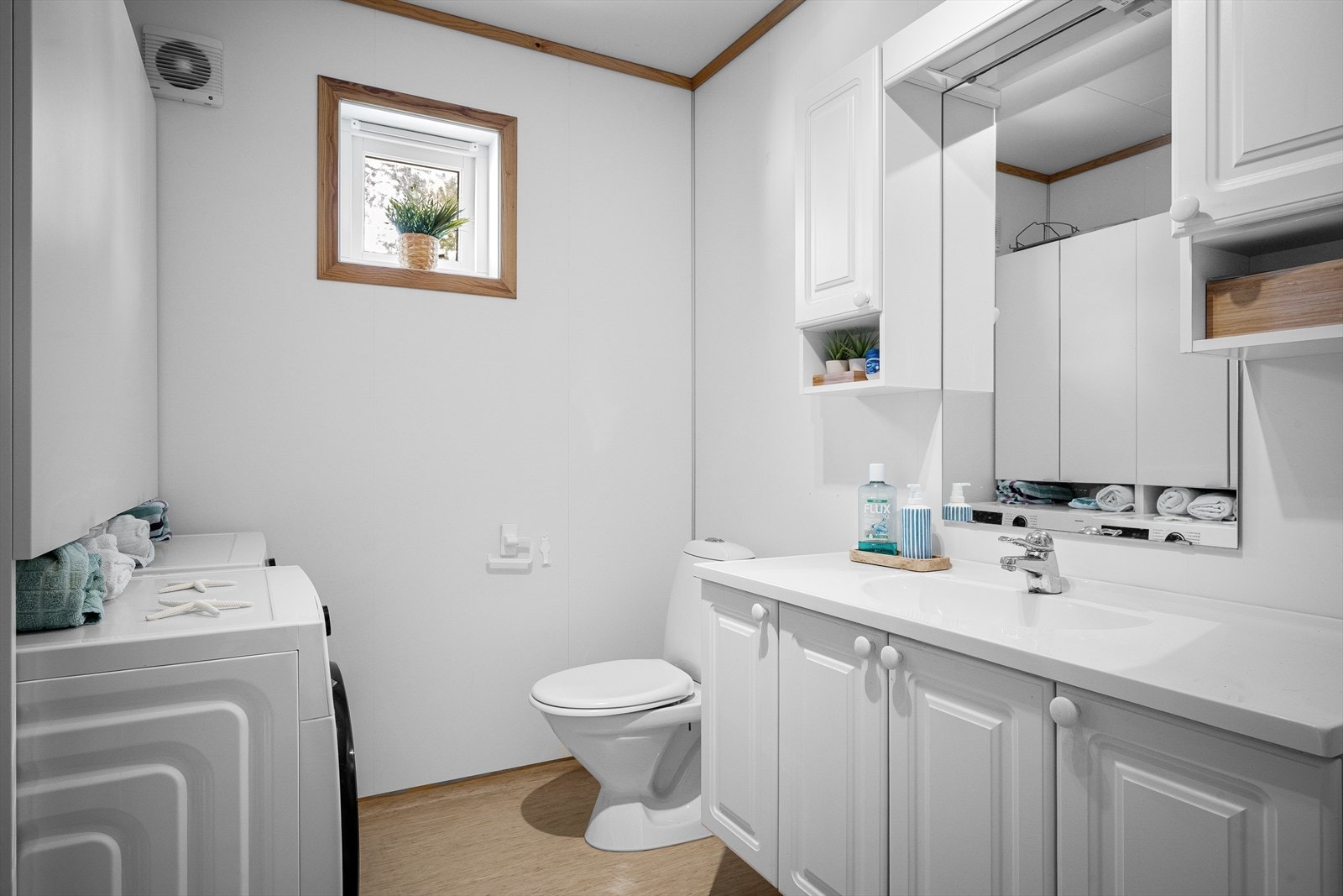 Badet har gulvvarme og avtrekksventilasjon for økt komfort. Galleribilde