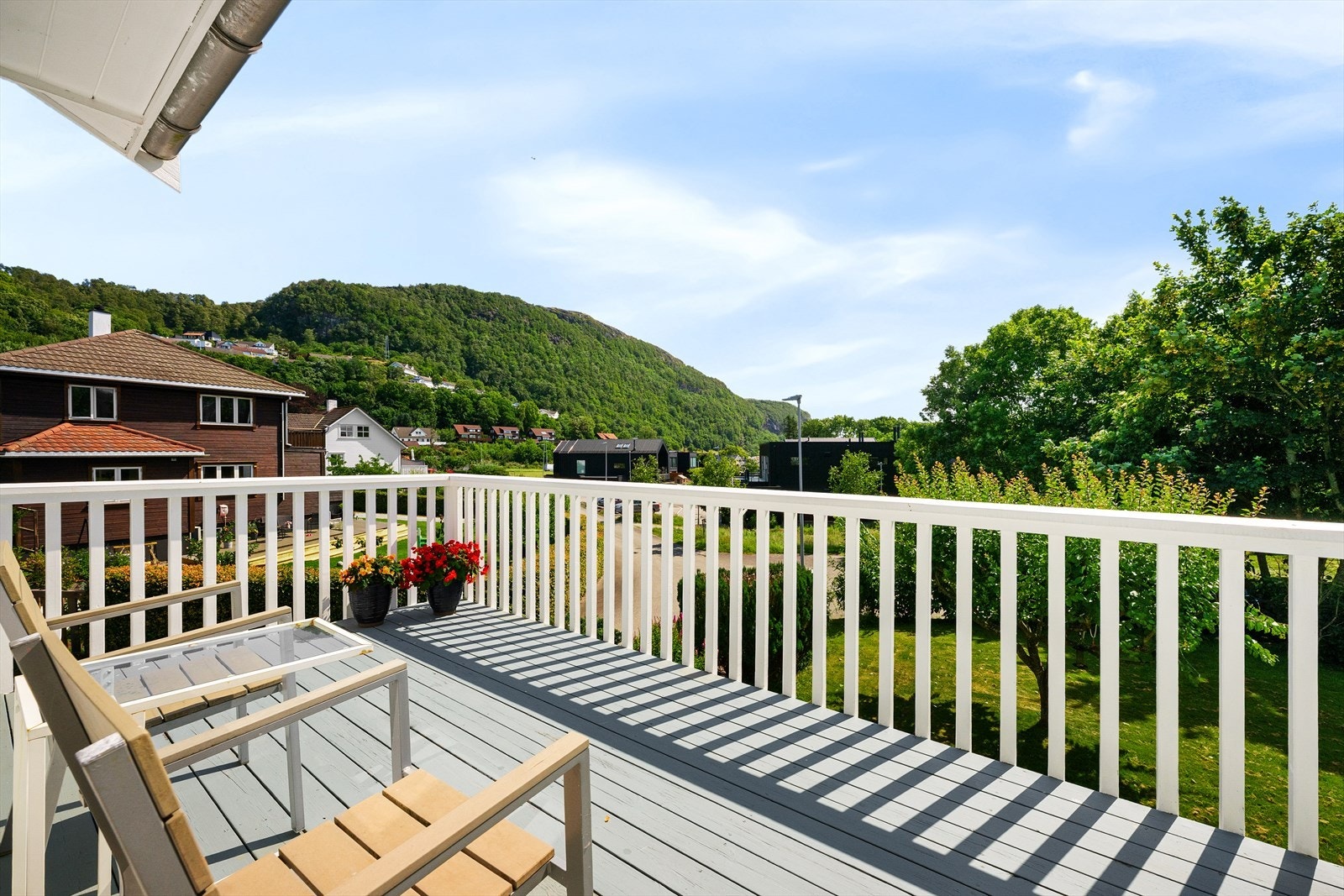 Romslig balkong med gode solforhold og plass til sittegruppe. Galleribilde