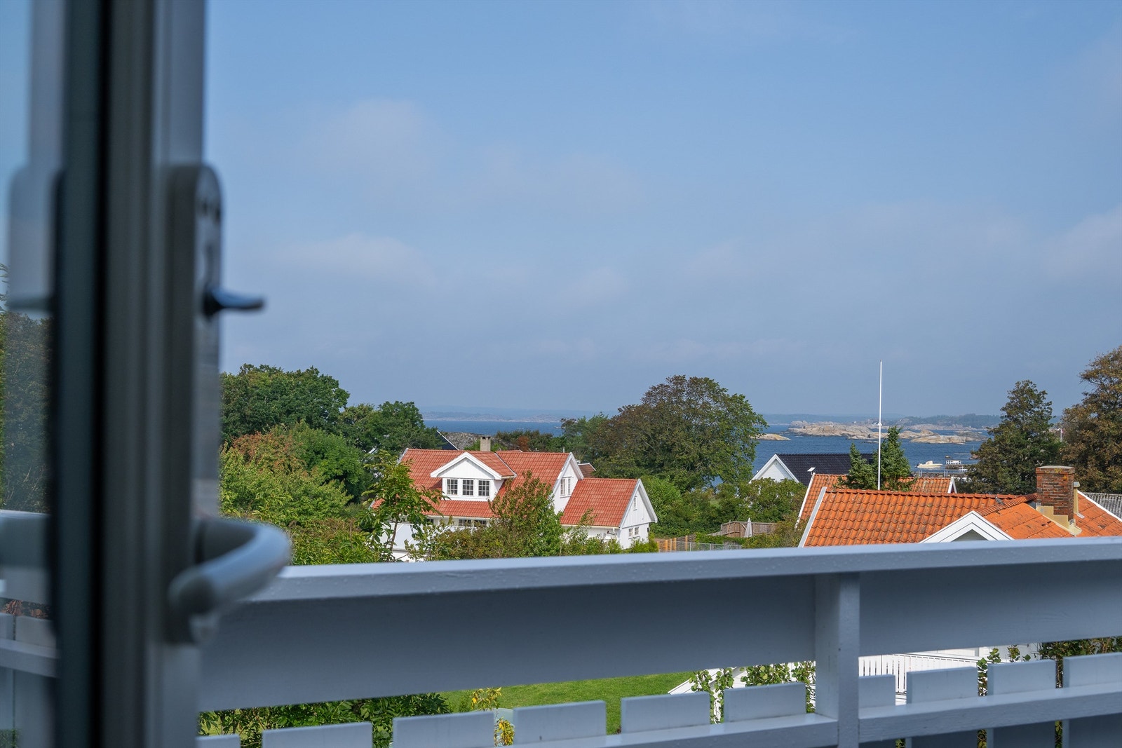 Med nydelig sjøutsikt og sol fra tidlig morgen til sen kveld, er dette stedet for den som verdsetter det gode liv og naturskjønnhet Galleribilde