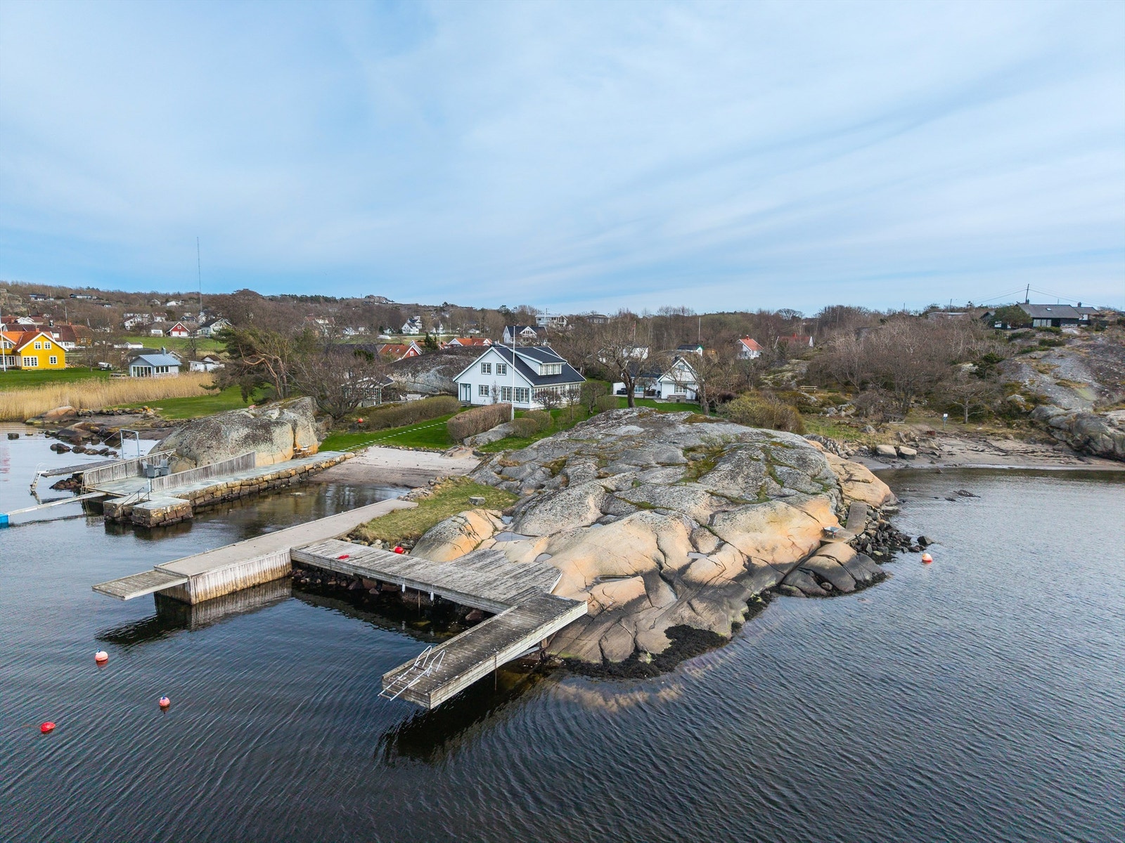 Det er kun 150 meter ned til privat område kalt Oddefjell på ca. 1 mål. Her har man har 1 ideell eierandel med fine svaberg/brygge og hvor eiendommen har 1 båtplasser. Galleribilde