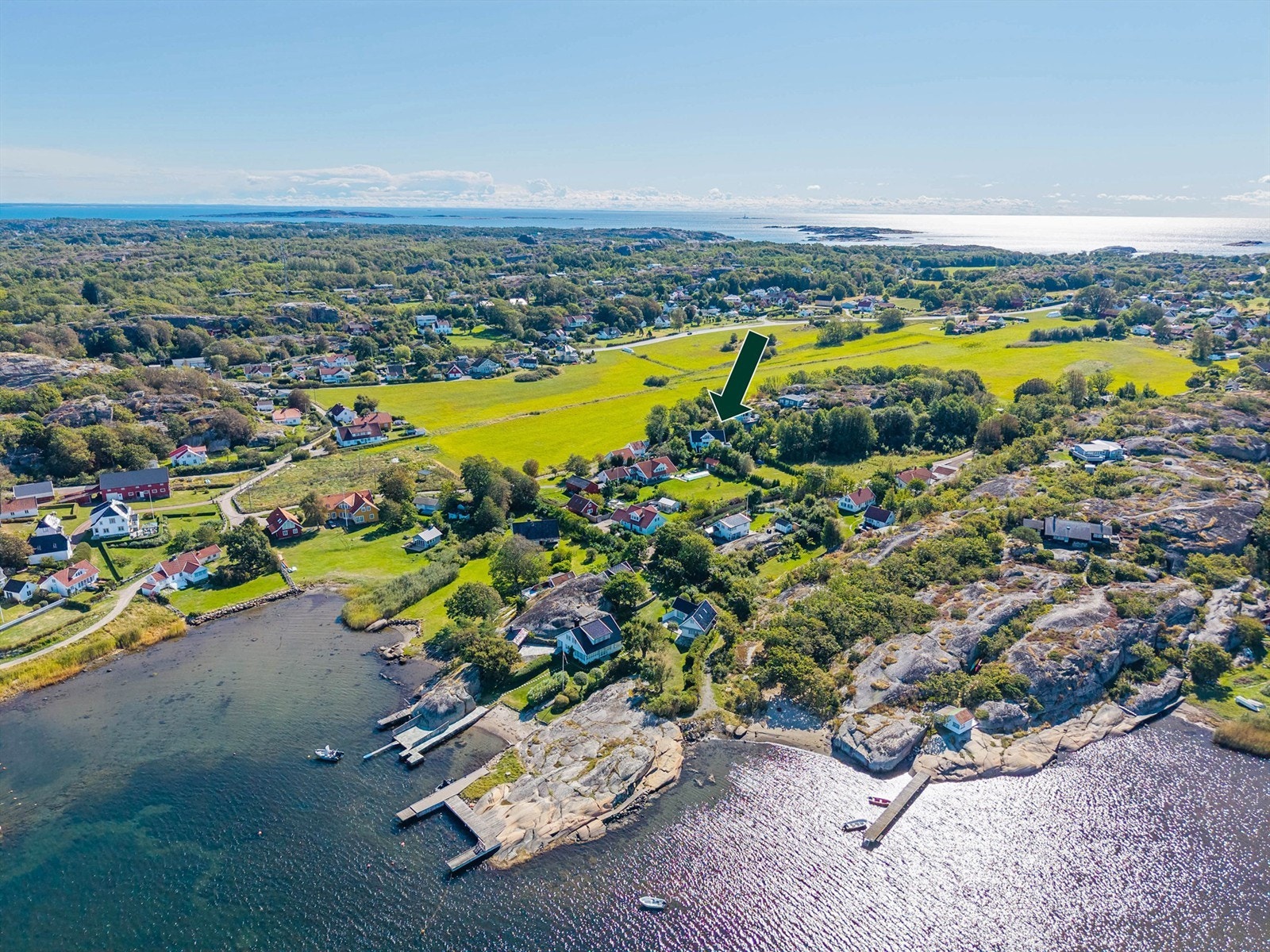Denne fantastiske eiendommen ligger vestvendt, solrikt og idyllisk til på vakre Treidene. Her er det kun en kort rusletur på ca. 150 ned til sjø, brygge og strand Galleribilde