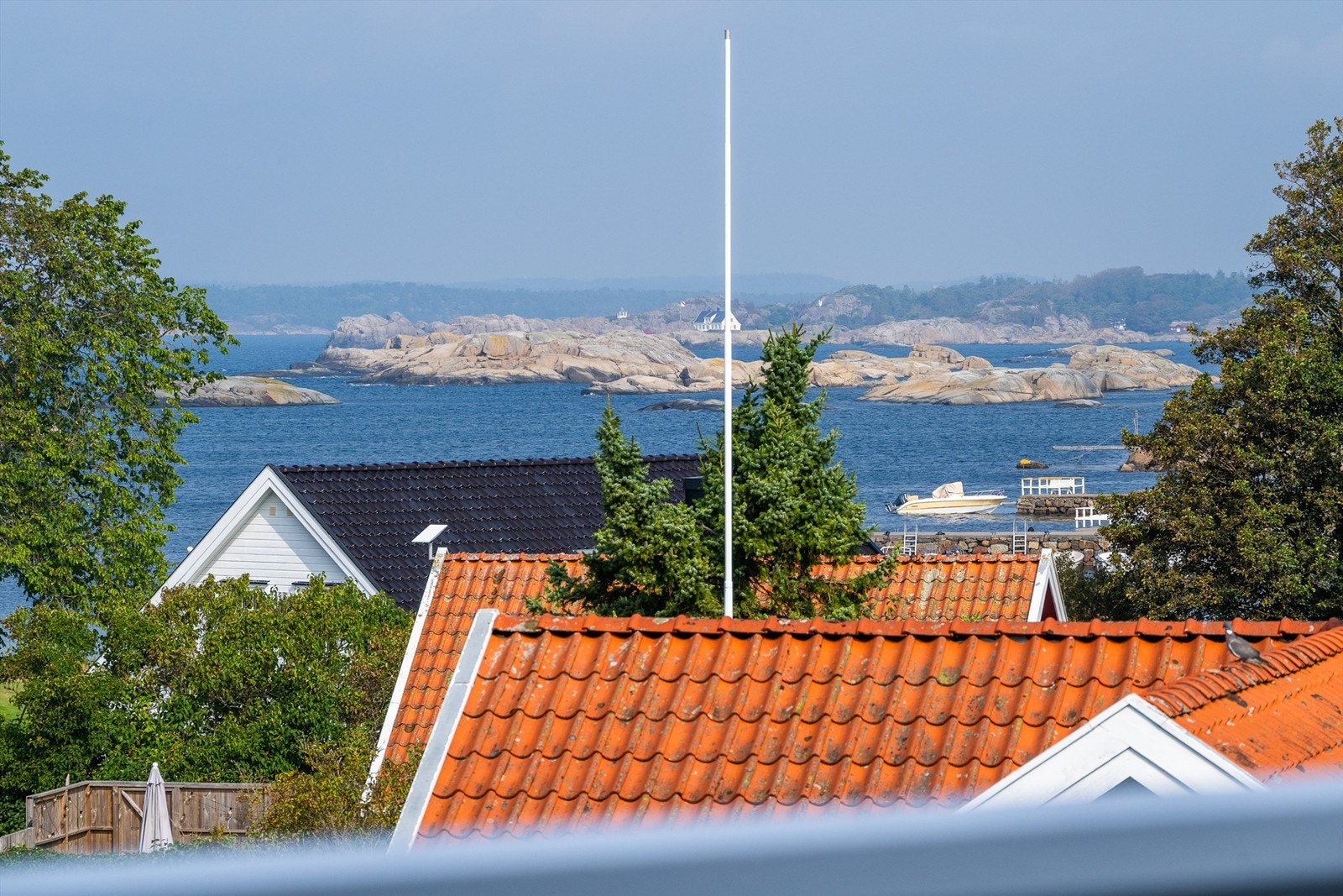 Eiendommen er beliggende på et lite høydedrag innerst i privat blindvei. Denne boligen tilbyr en unik kombinasjon av fredelig atmosfære, sjønær beliggenhet og sjøutsikt Galleribilde