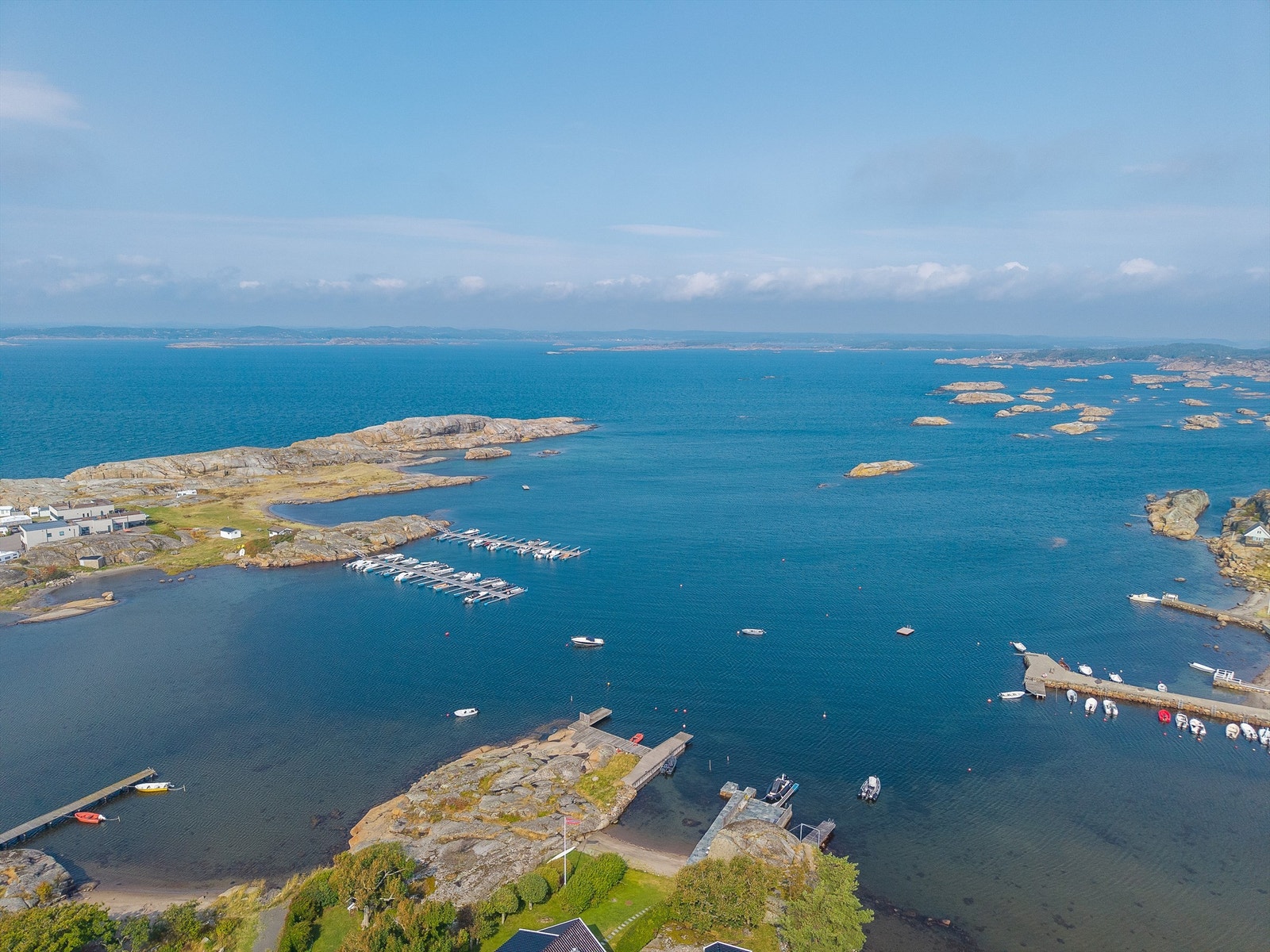 Her er det du en dukkert unna skjærgårdens ro. Ideelt for både morgenbadere og dem som vil avslutte dagen i fredelig, salt sjøluft Galleribilde