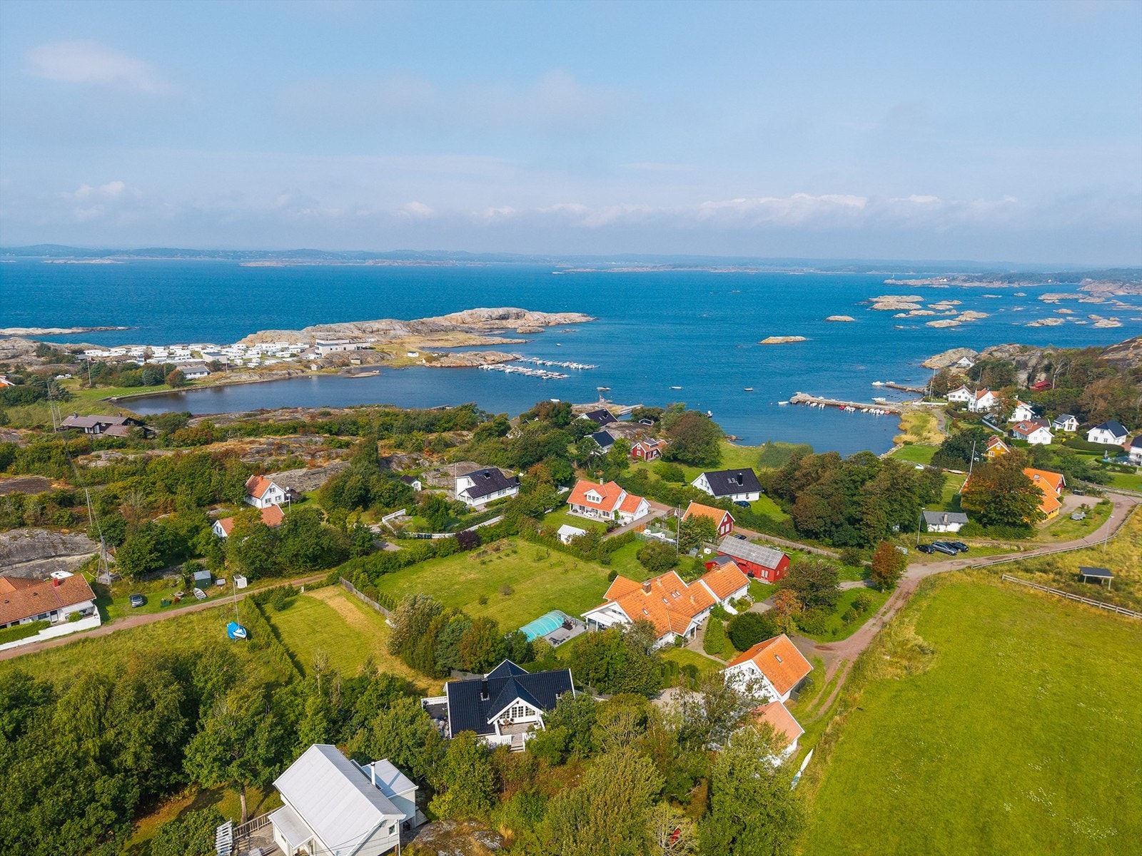 Denne fantastiske eiendommen ligger vestvendt, solrikt og idyllisk til på vakre Treidene Galleribilde