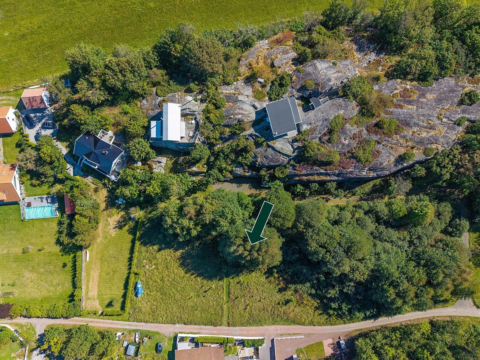 Treideneveien 19, gnr. 243, bnr. 118 er en teig på 2.885,7 kvm. og Gnr. 243, bnr. 8 består av en teig på 3.351,8 kvm. Galleribilde