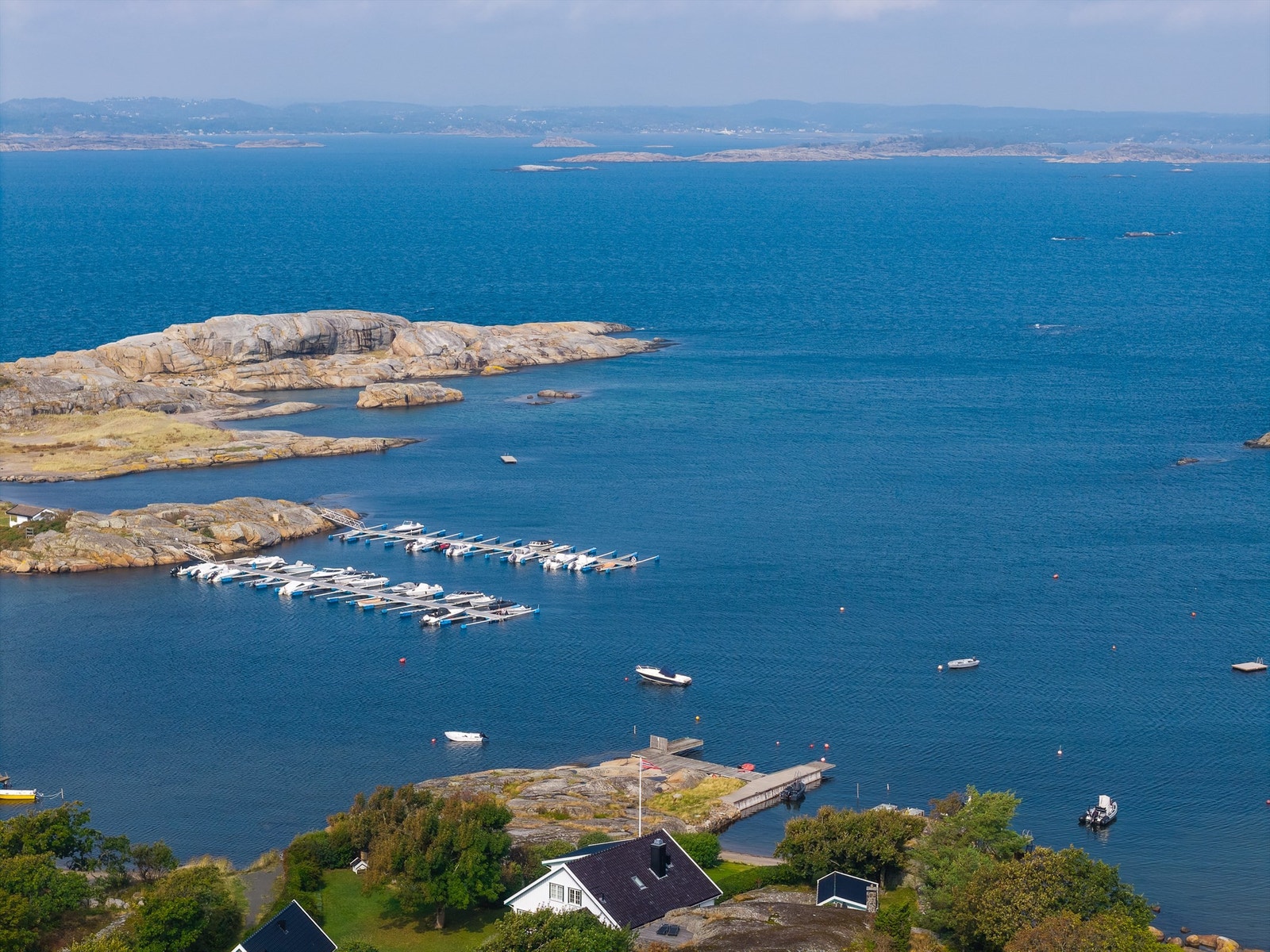Her er det kun en kort rusletur på ca. 150 m ned til privat område kalt Oddefjell på ca. 1 mål hvor man har 1 ideell eierandel med fine svaberg/brygge og hvor eiendommen har 1 båtplass. Galleribilde