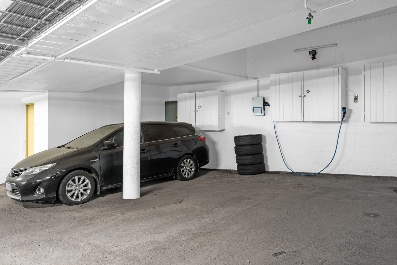 Leiligheten disponerer fast biloppstillingsplass med el-bil lader i felles garasjeanlegg Galleribilde