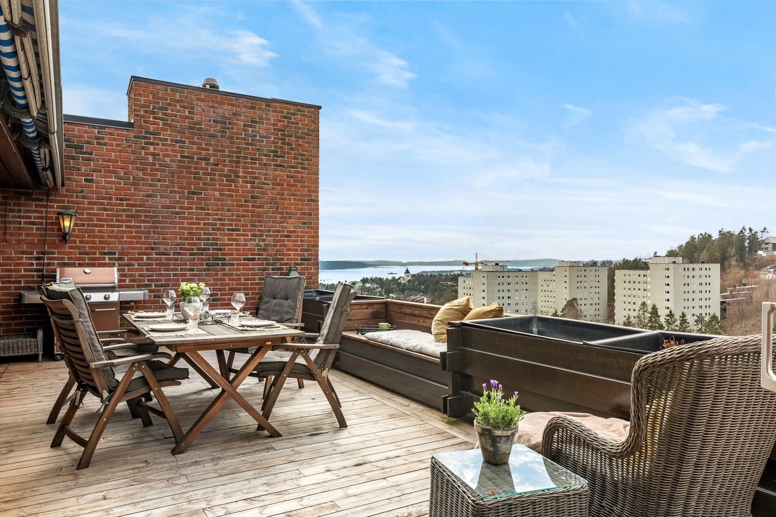 Stor og privat takterrasse er på hele 29 kvm Galleribilde