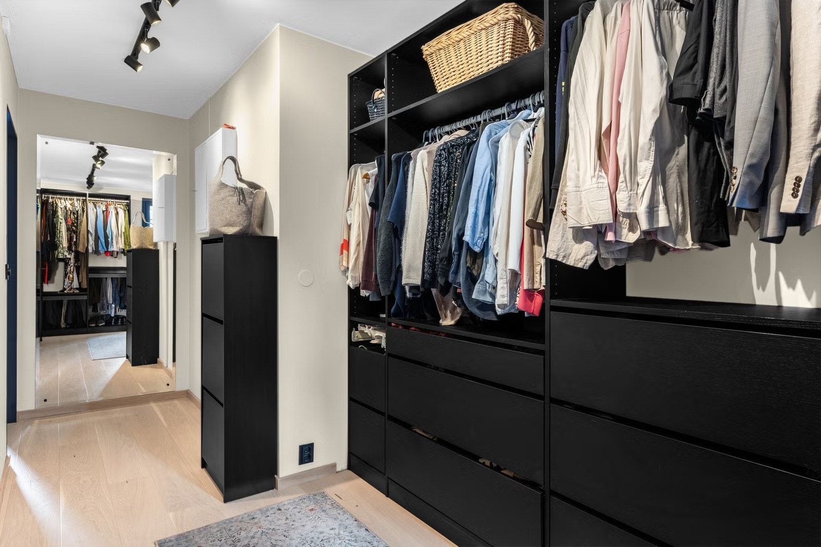 Direkte adkomst til praktisk walk-in closet fra hovedsoverommet Galleribilde