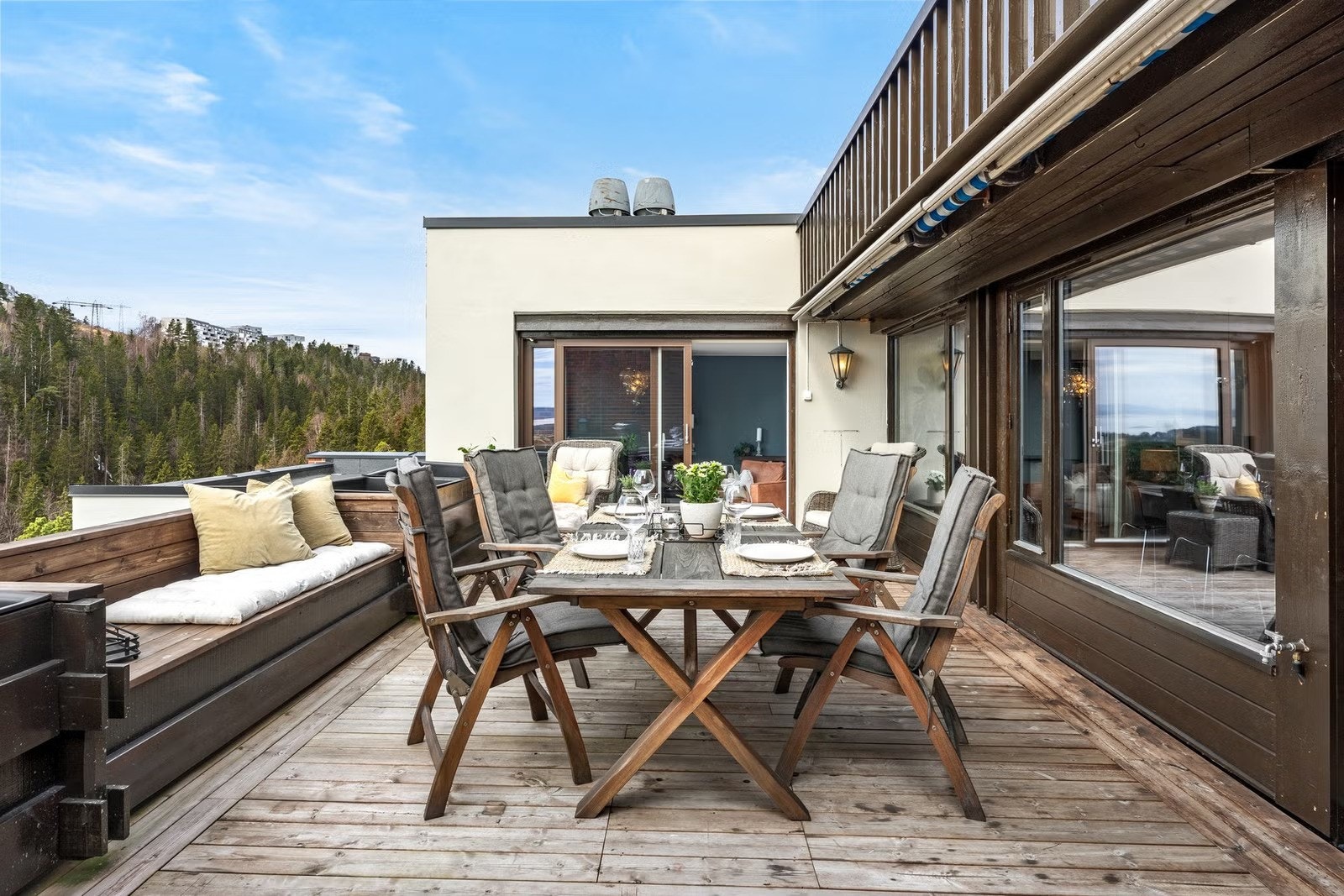 Terrassen byr på unike rammer for grilling, avslapning og hyggelige sommerstunder Galleribilde