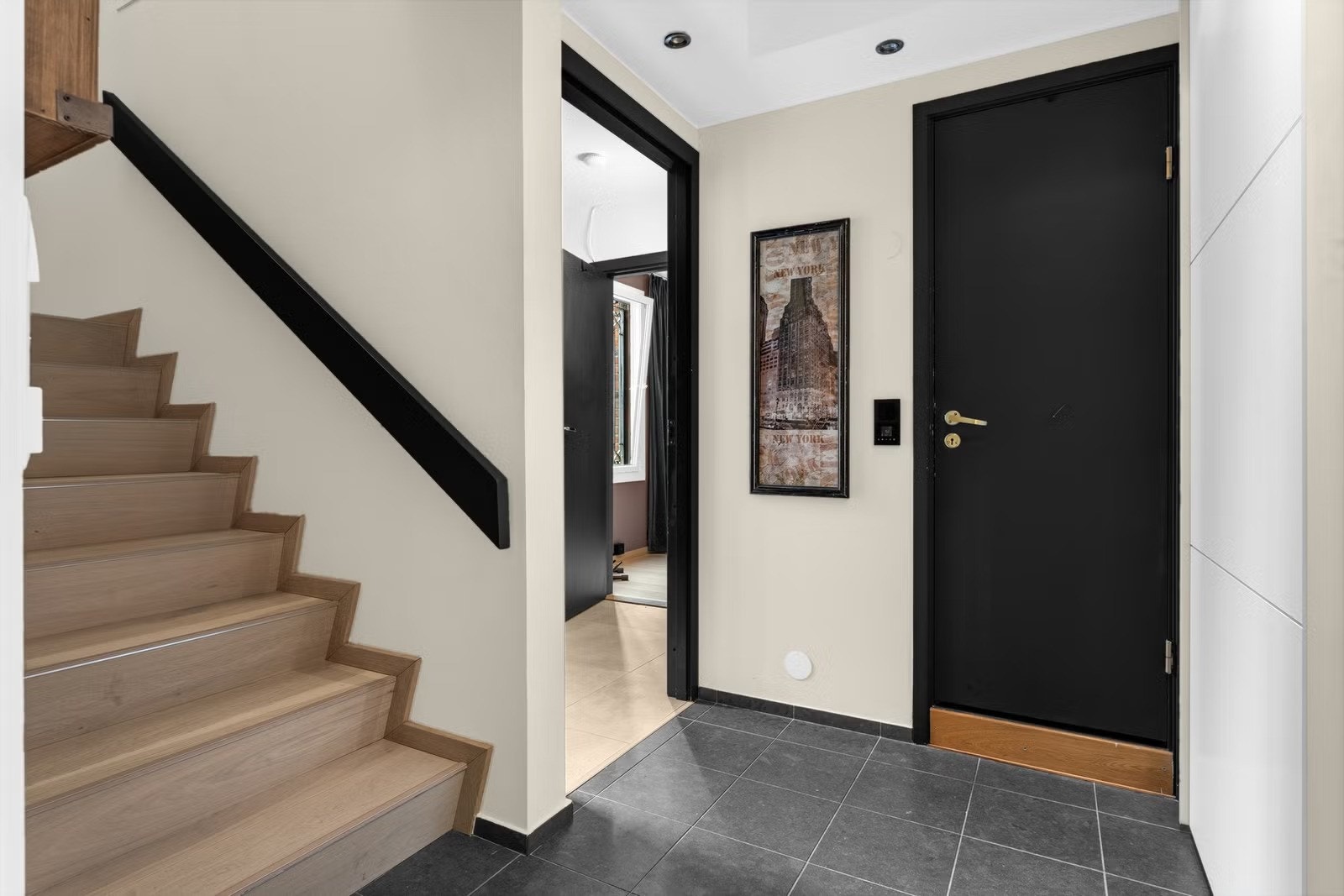 Praktisk entré med skyvedørsgarderobe og god plass til oppbevaring Galleribilde