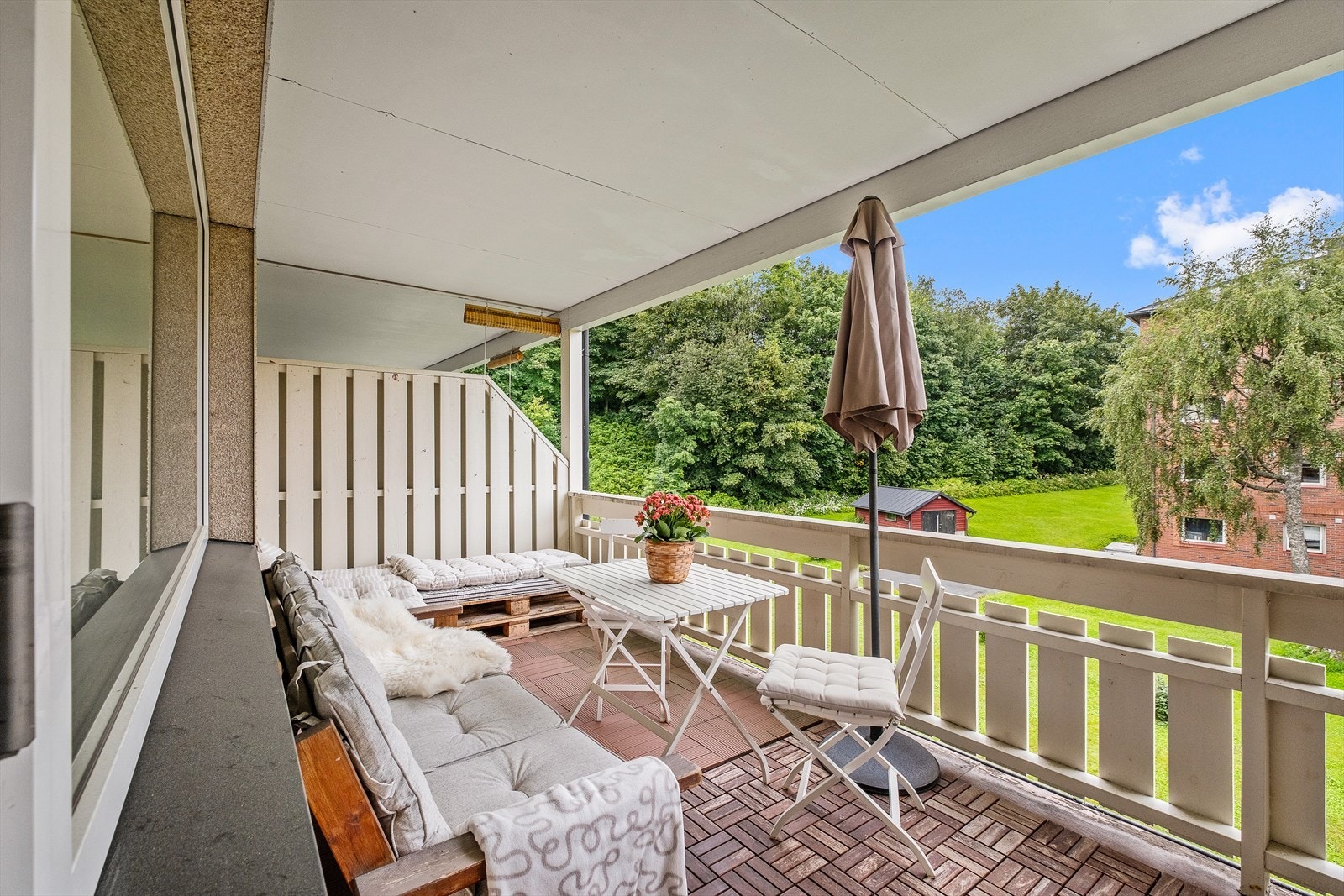Fra stuen har du adkomst til den vestvendte verandaen som ligger lunt til, og byr på gode solforhold. Galleribilde