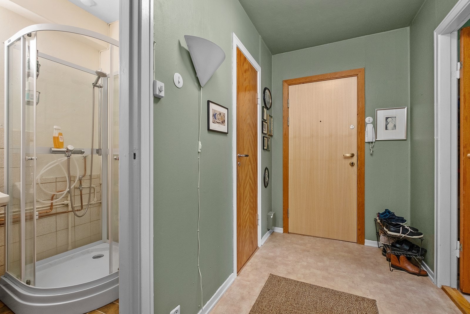 Bad og toalettrom ligger praktisk plassert vegg i vegg. Varmtvannsberederen er plassert på badet, og ny fra 2021. Denne er vurdert til TG1 av takstmann. Galleribilde