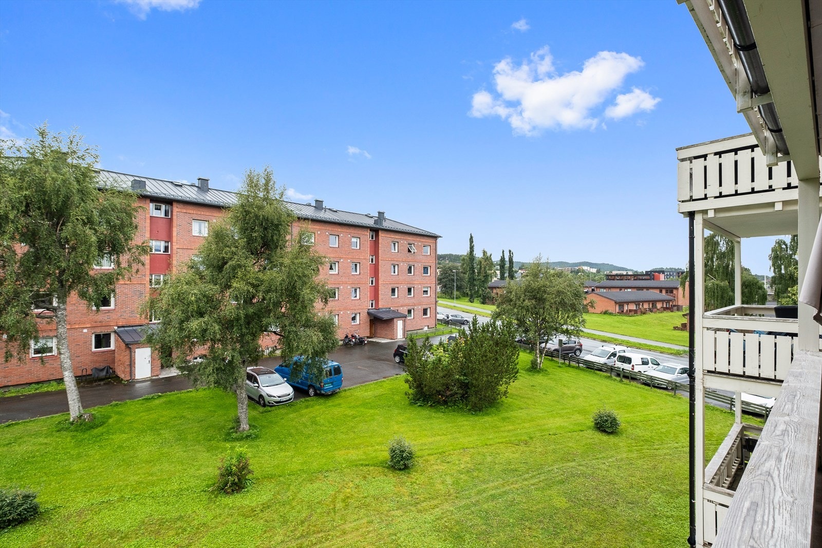 Rundt leiligheten er det store og pent opparbeidede grøntområder. Galleribilde