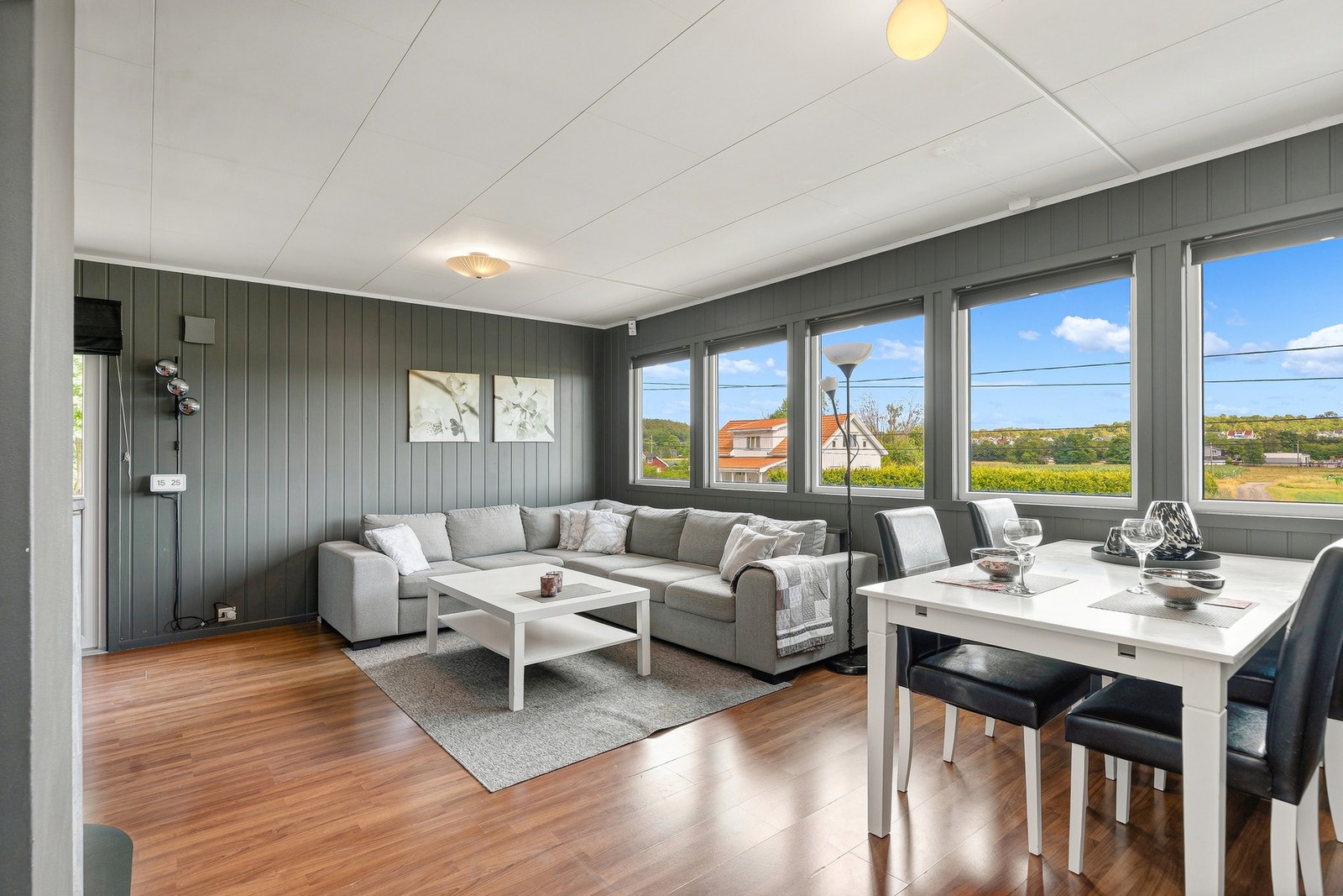 Lys og romslig stue-/spisestue med store vindusflater og flott utsyn. Galleribilde