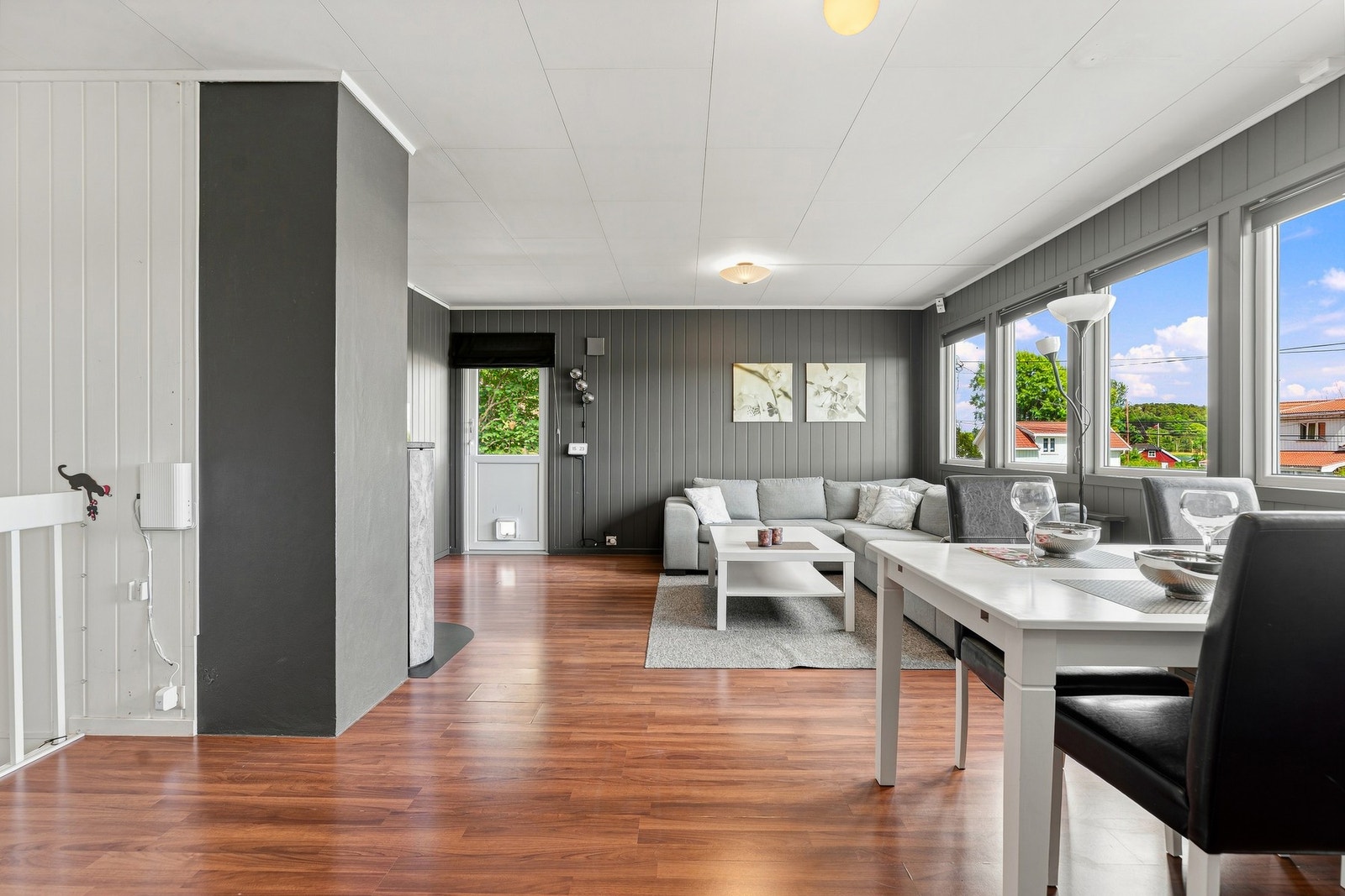 Stuen har god plass til både sofagruppe og spisebord, med en naturlig inndeling av de ulike sonene. Galleribilde