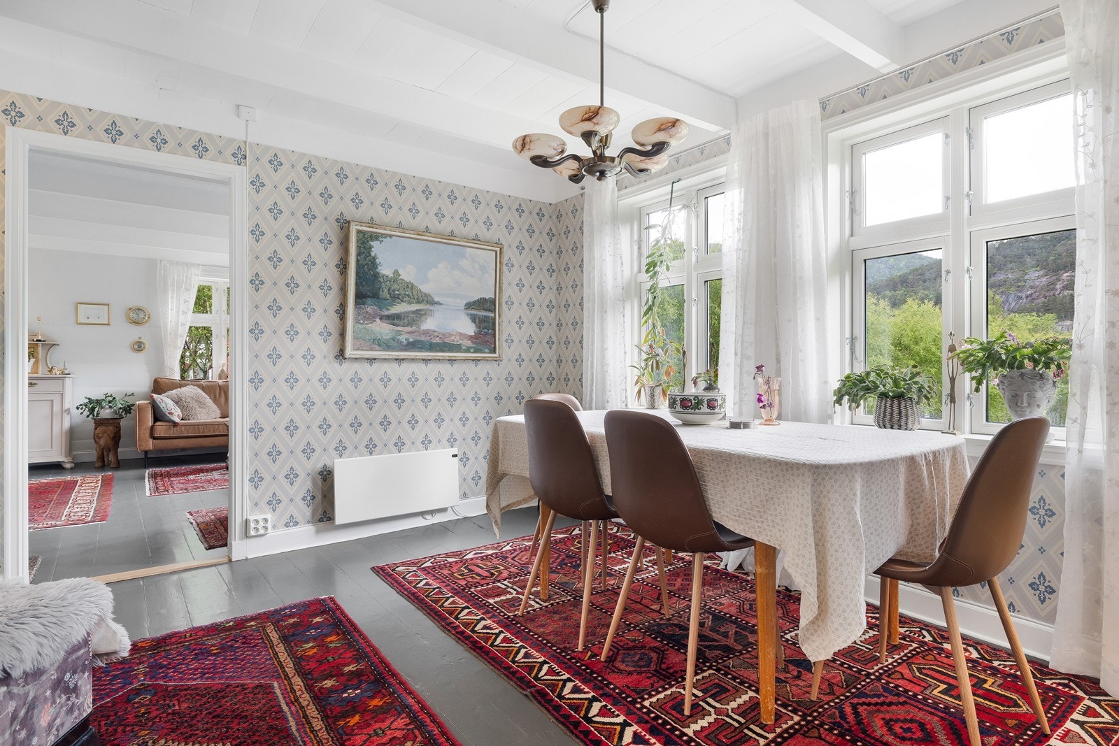 Spisestuen har en lun og innbydende atmosfære, med gjennomførte overflater og fin kontakt mot stuen. Galleribilde