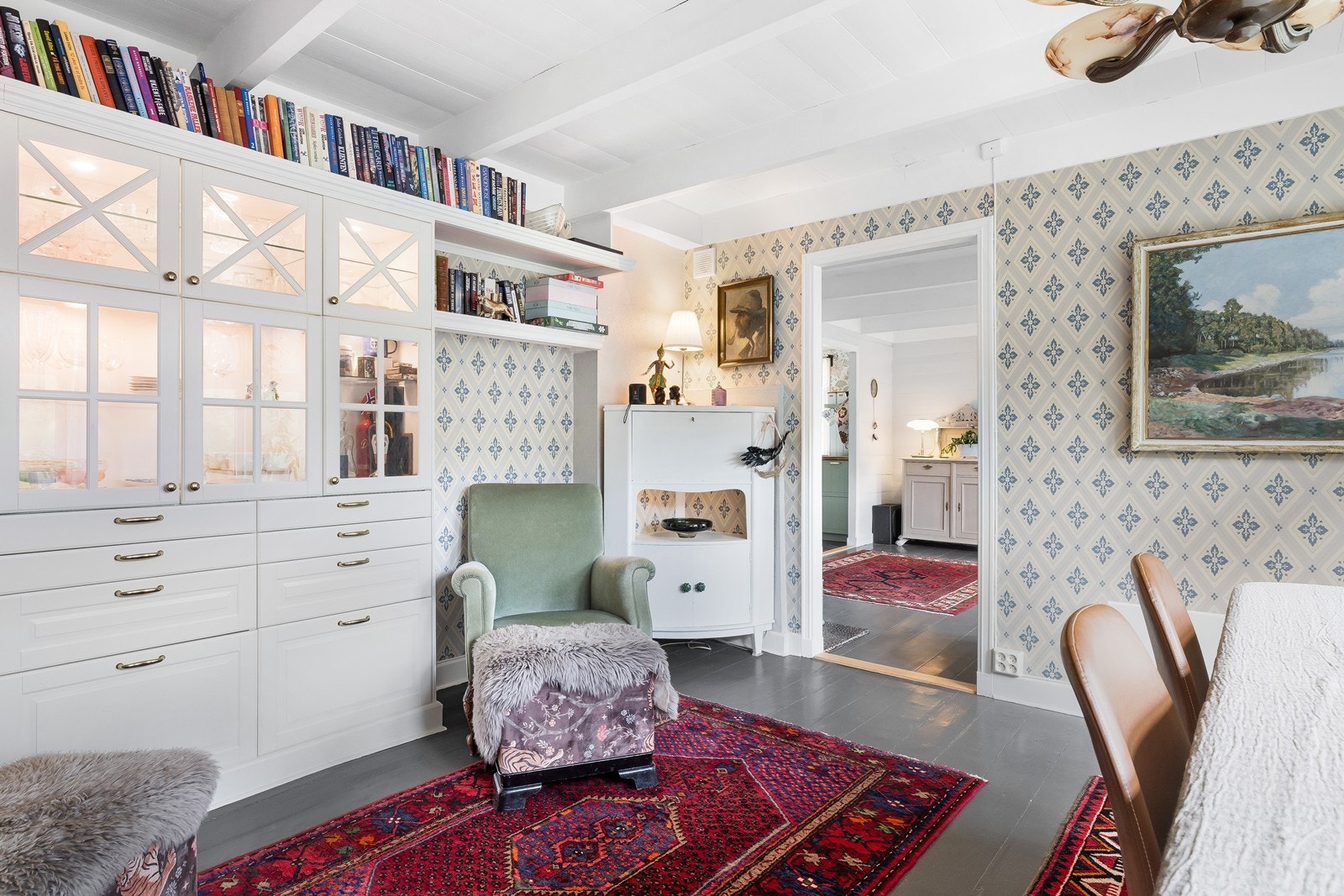 Rommet byr på praktisk oppbevaring og hyggelige møbleringsmuligheter, samtidig som det originale preget er fint bevart. Galleribilde