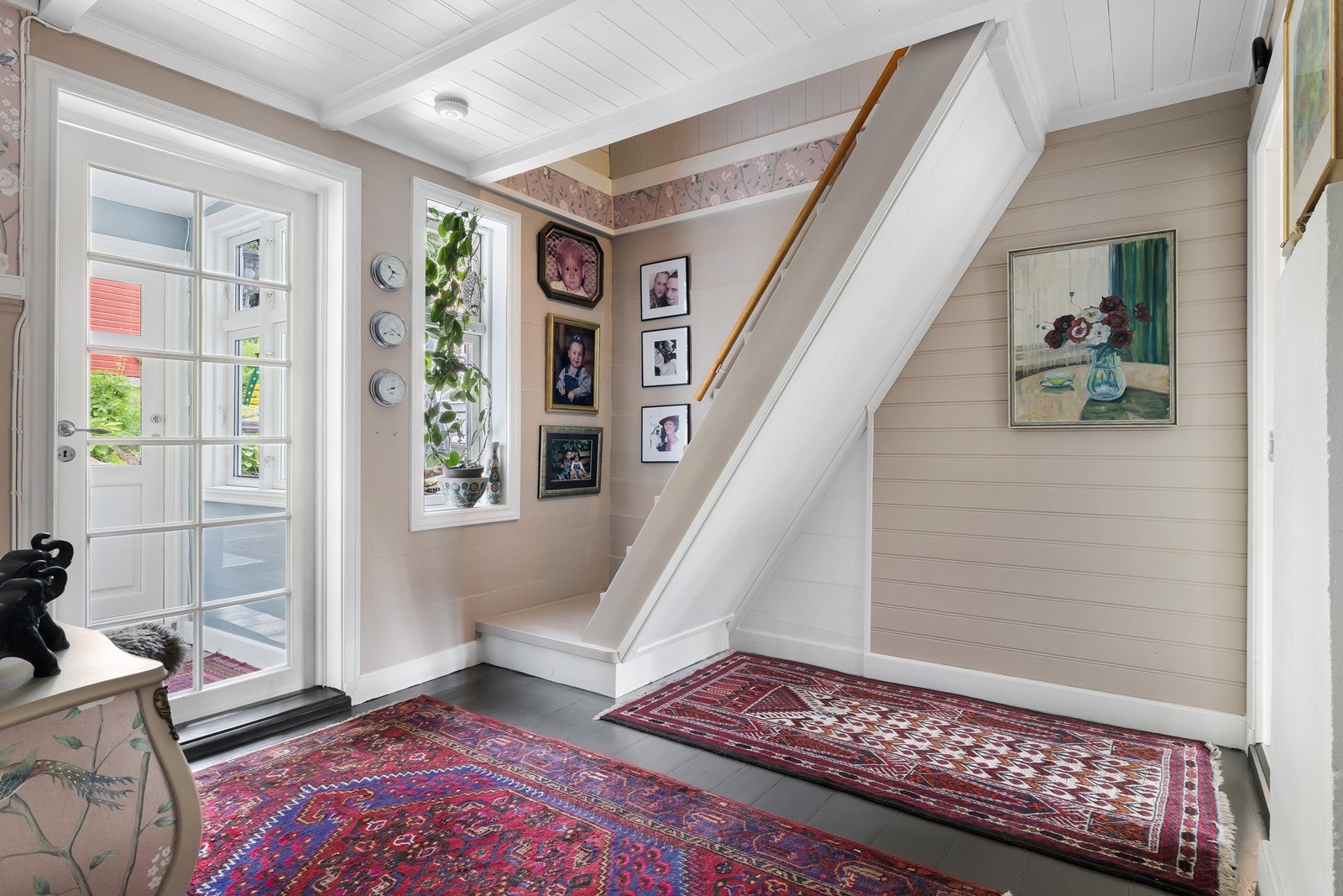 Entréen byr på god plass og en fin flyt videre inn i boligen. Galleribilde