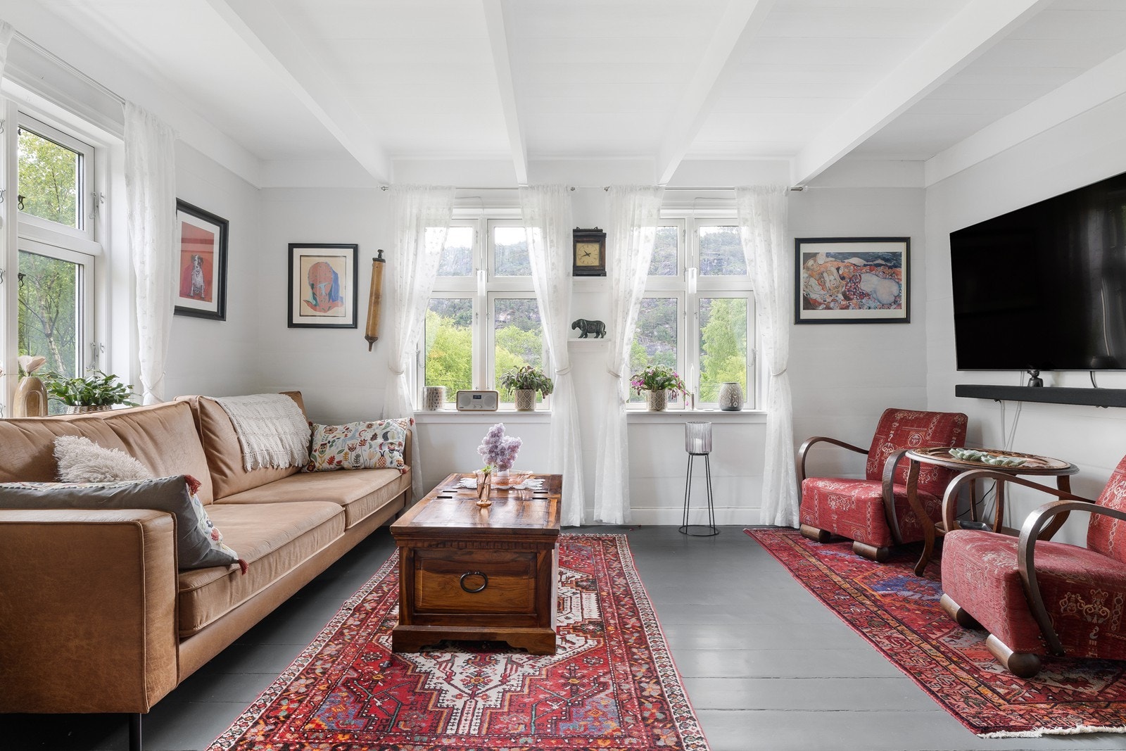 Innbydende og med god plass til både sofagruppe og hvilesone - perfekt for hyggelige samlinger. Galleribilde