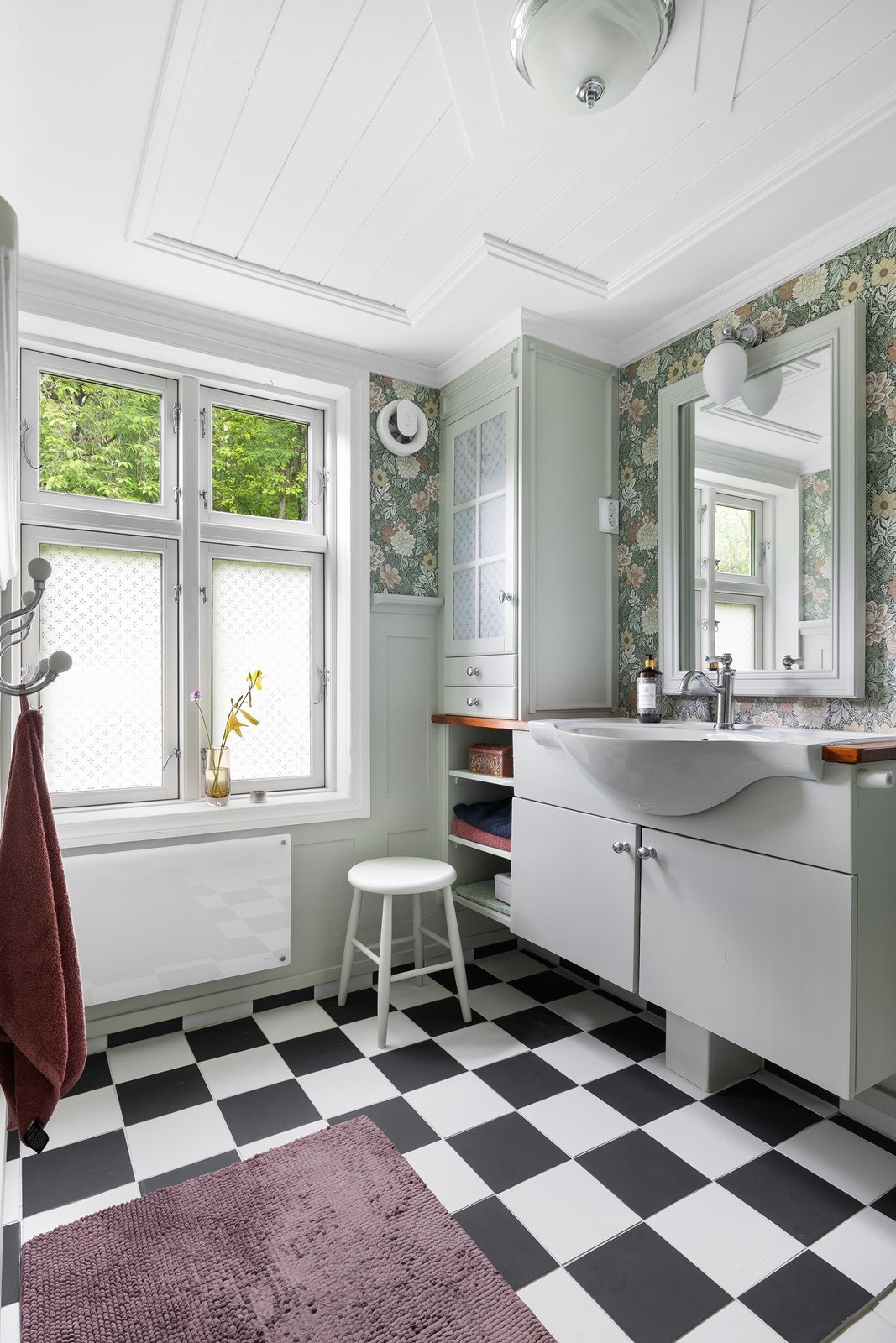 Badet er lyst og trivelig med klassiske detaljer, fint dagslys og en innredning som gir rommet et rent og innbydende uttrykk. Badet ble renovert i 2025. Galleribilde