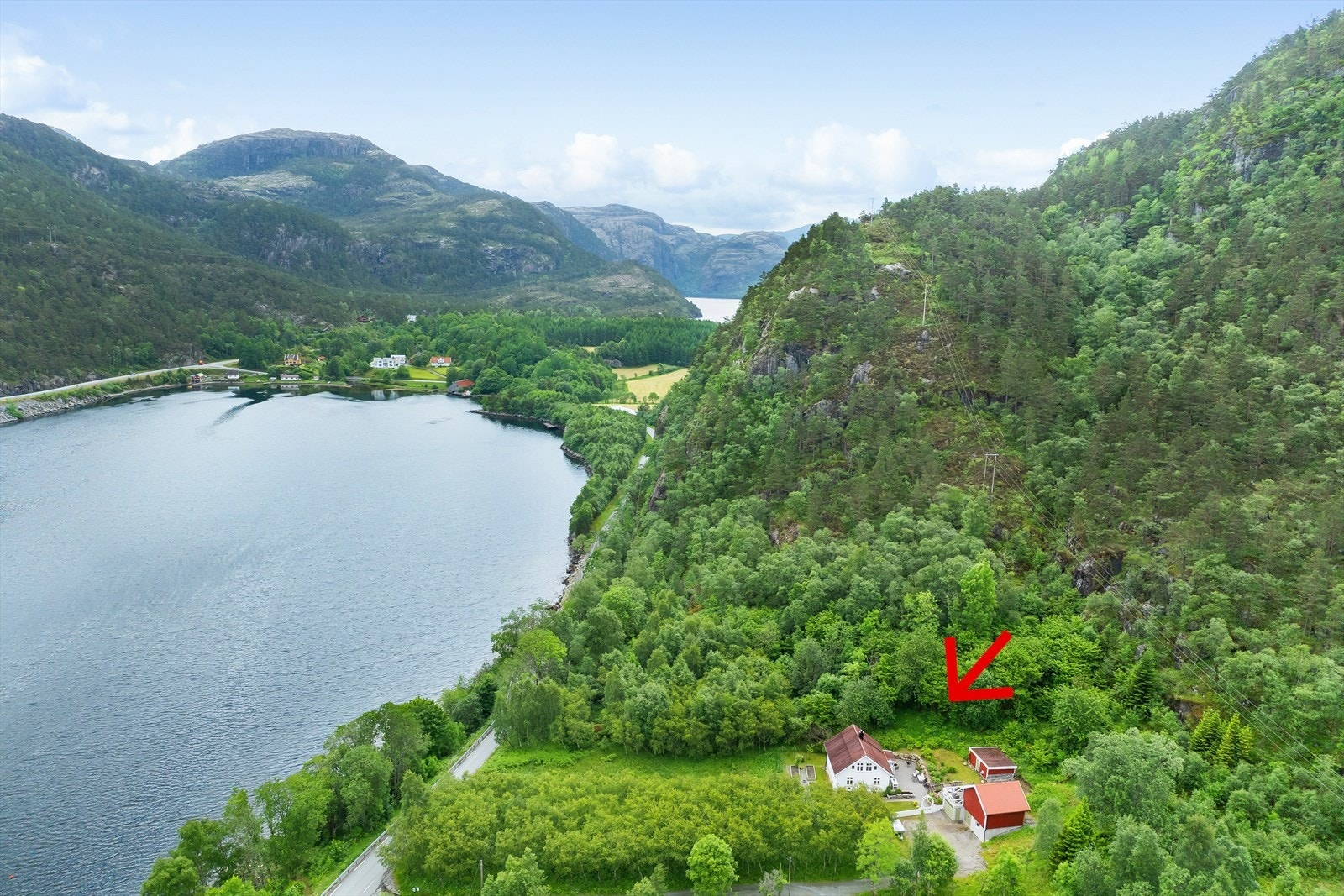 En sjelden flott beliggenhet med nærhet til sjø, samtidig som eiendommen ligger lunt til i landskapet. Galleribilde
