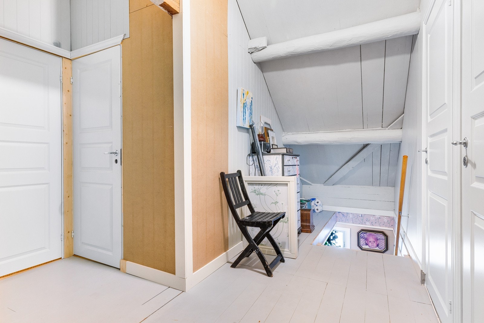 Loftsgangen har et sjarmerende preg med synlige bjelker og en lun overgang mellom rommene i etasjen. Galleribilde