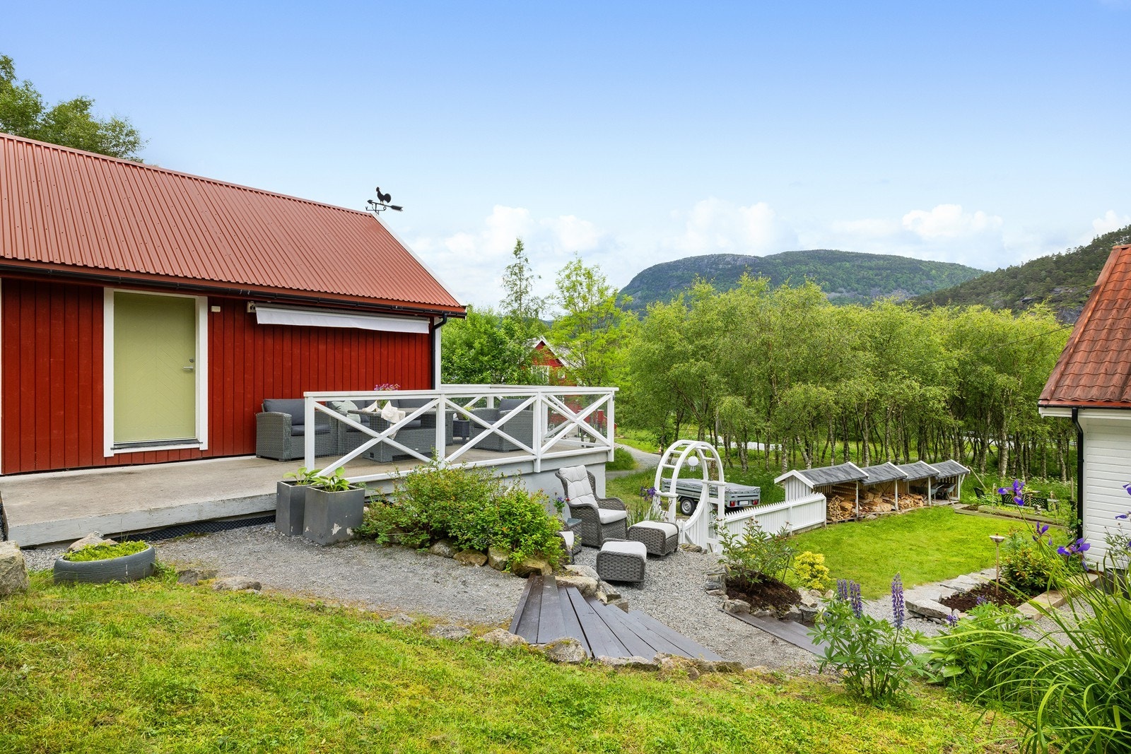 Uthuset / løe ble bygget opp igjen i 2012 og fikk et tilbygg i 2023. Galleribilde