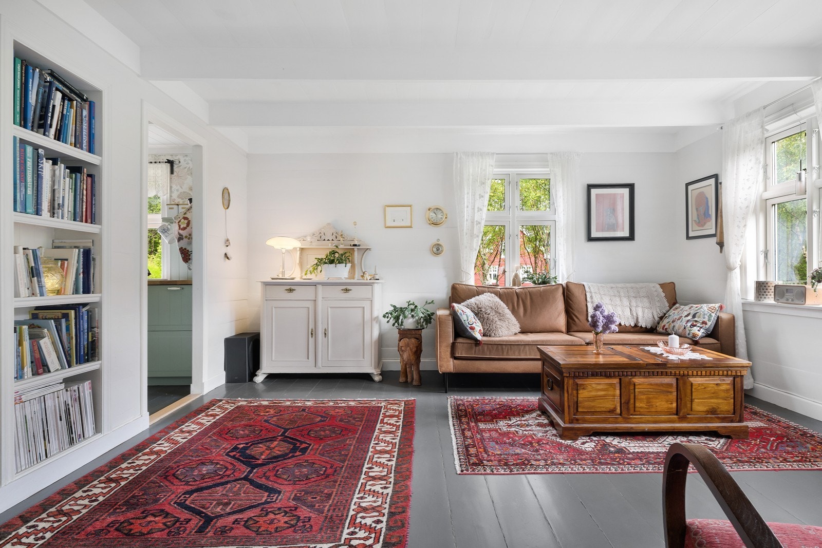 Her møtes klassisk sjarm og hjemmekoselig stemning i et rom med god plass til både avslapning og hyggelige samlinger. Galleribilde