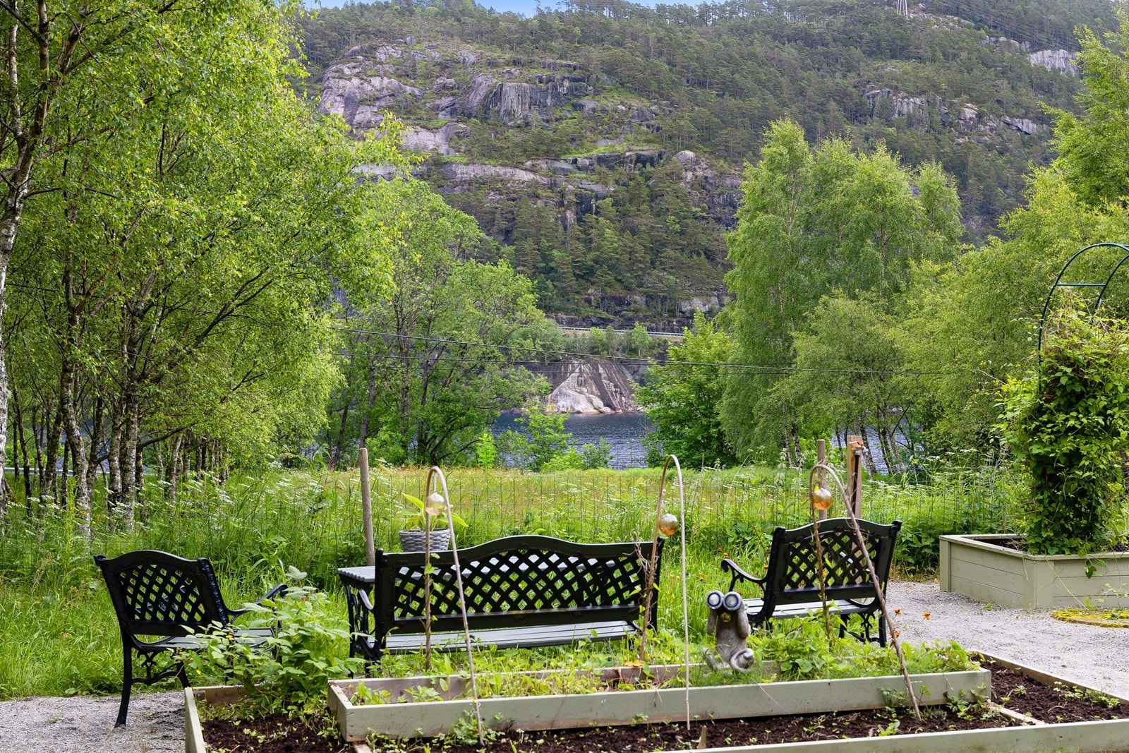 Fra hagen har du et vakkert utsyn mot fjell og natur - et grønt bakteppe som gir ro og trivsel. Galleribilde