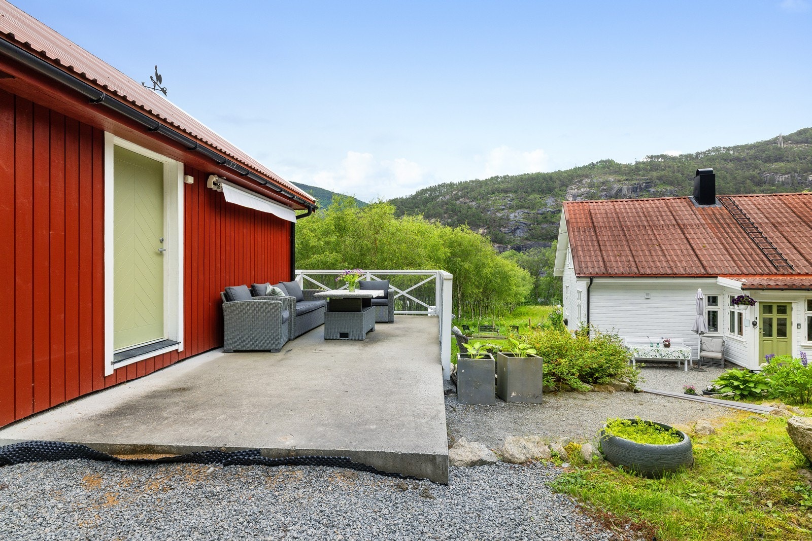 Lunt og privat uteområde med gode solforhold og flere hyggelige soner å oppholde seg i. Galleribilde