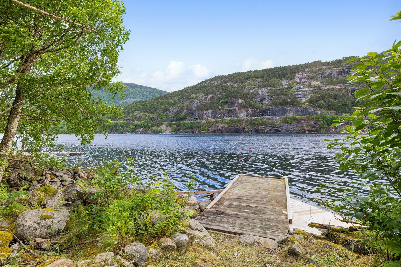 Privat tilkomst til sjøen er ypperlig for den som er glad i sjø og båtlivet, bading og fiske. Galleribilde