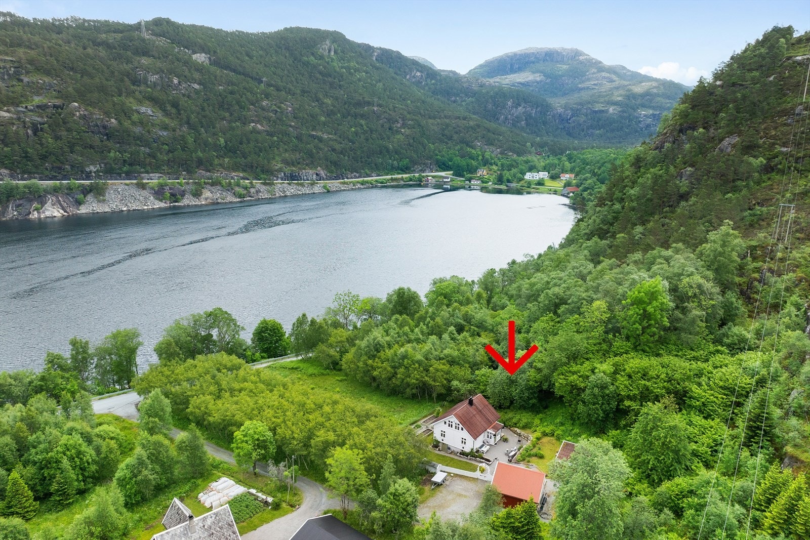 Fra luften ser man det harmoniske samspillet mellom bolig, uthus og uteområder. Galleribilde