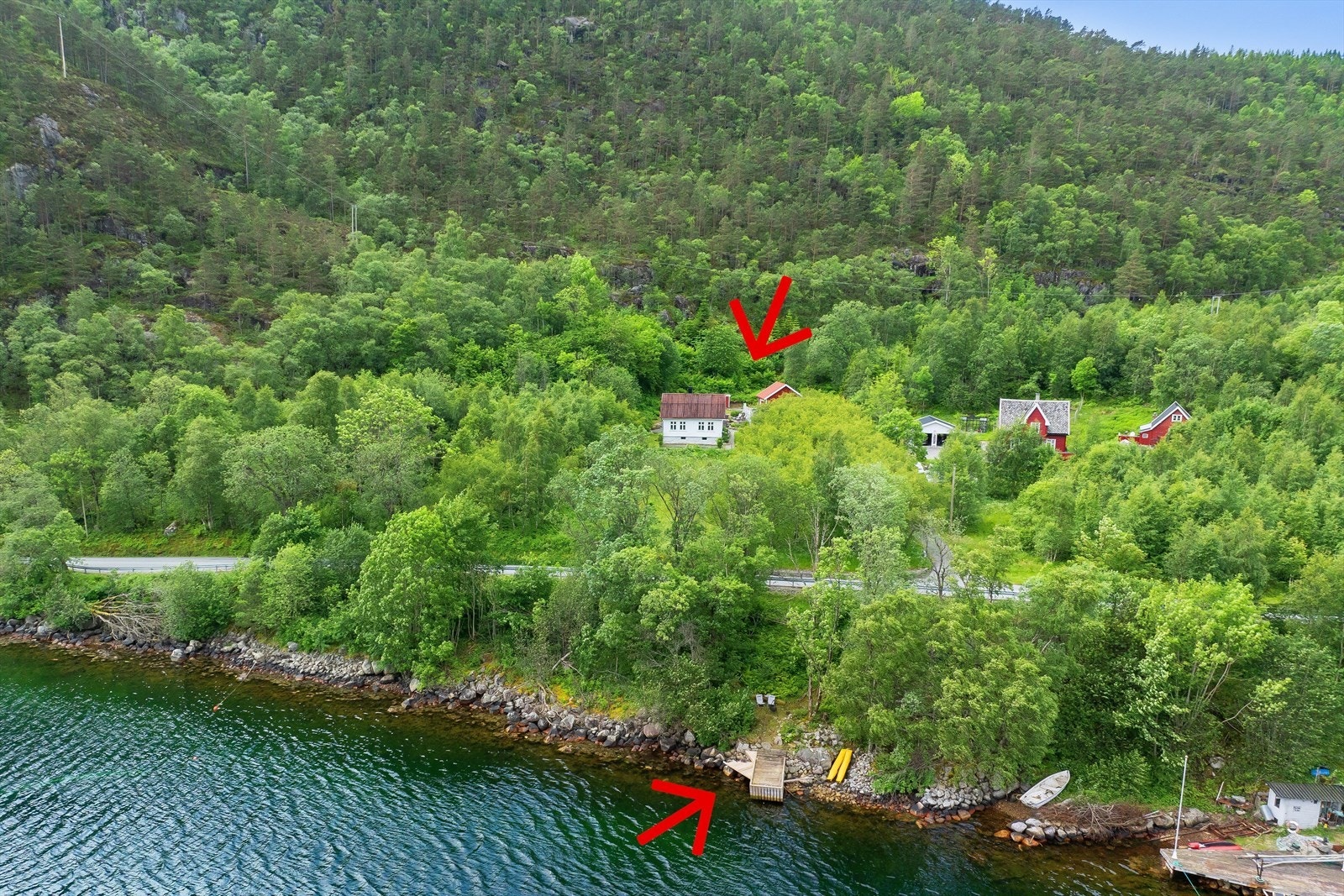 Eiendommen ligger idyllisk til med fjell, skog og sjø som nærmeste naboer, med brygge like nedenfor eiendommen. Galleribilde