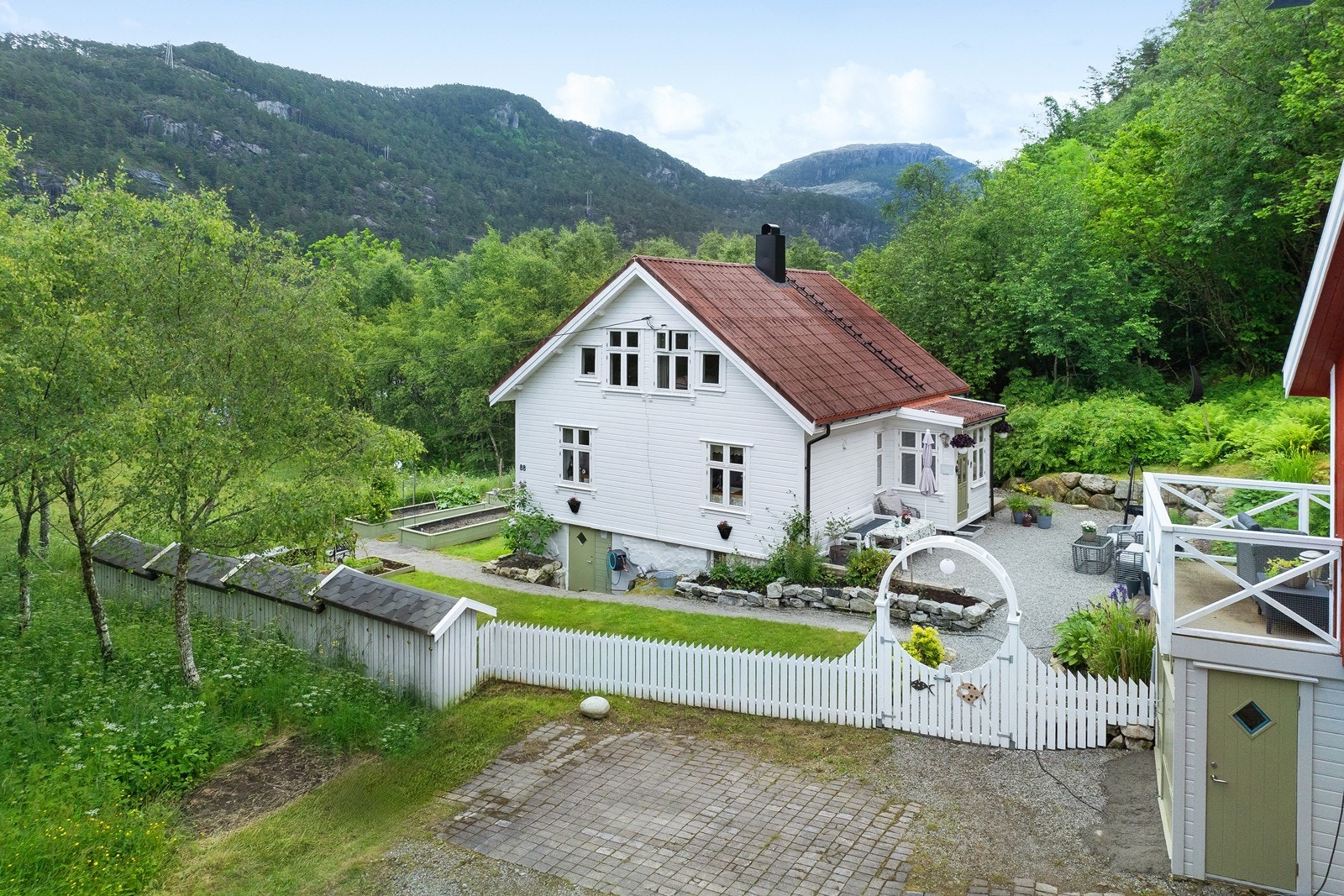 En sjelden sjarmerende og gjennomført eiendom, hvor både bolig og uteområder fremstår som pent ivaretatt med en varm og personlig stil. Galleribilde