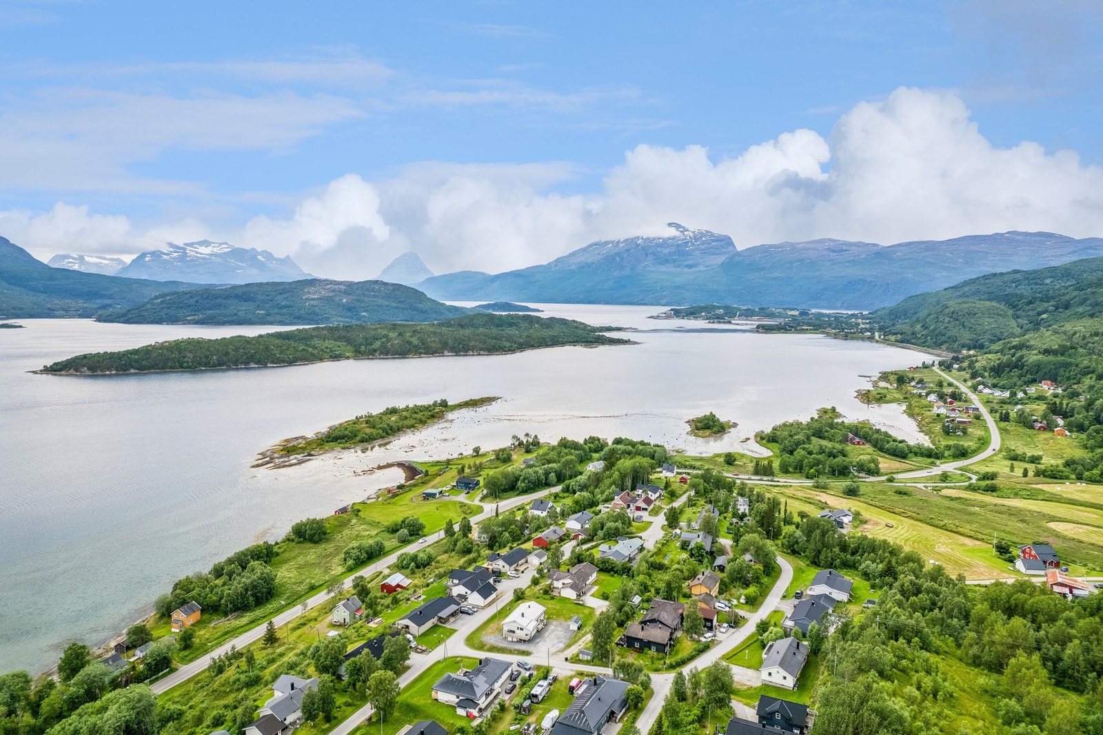 Eiendommen ligger i Salangen kommune, med nærhet til natur og sjø. Galleribilde