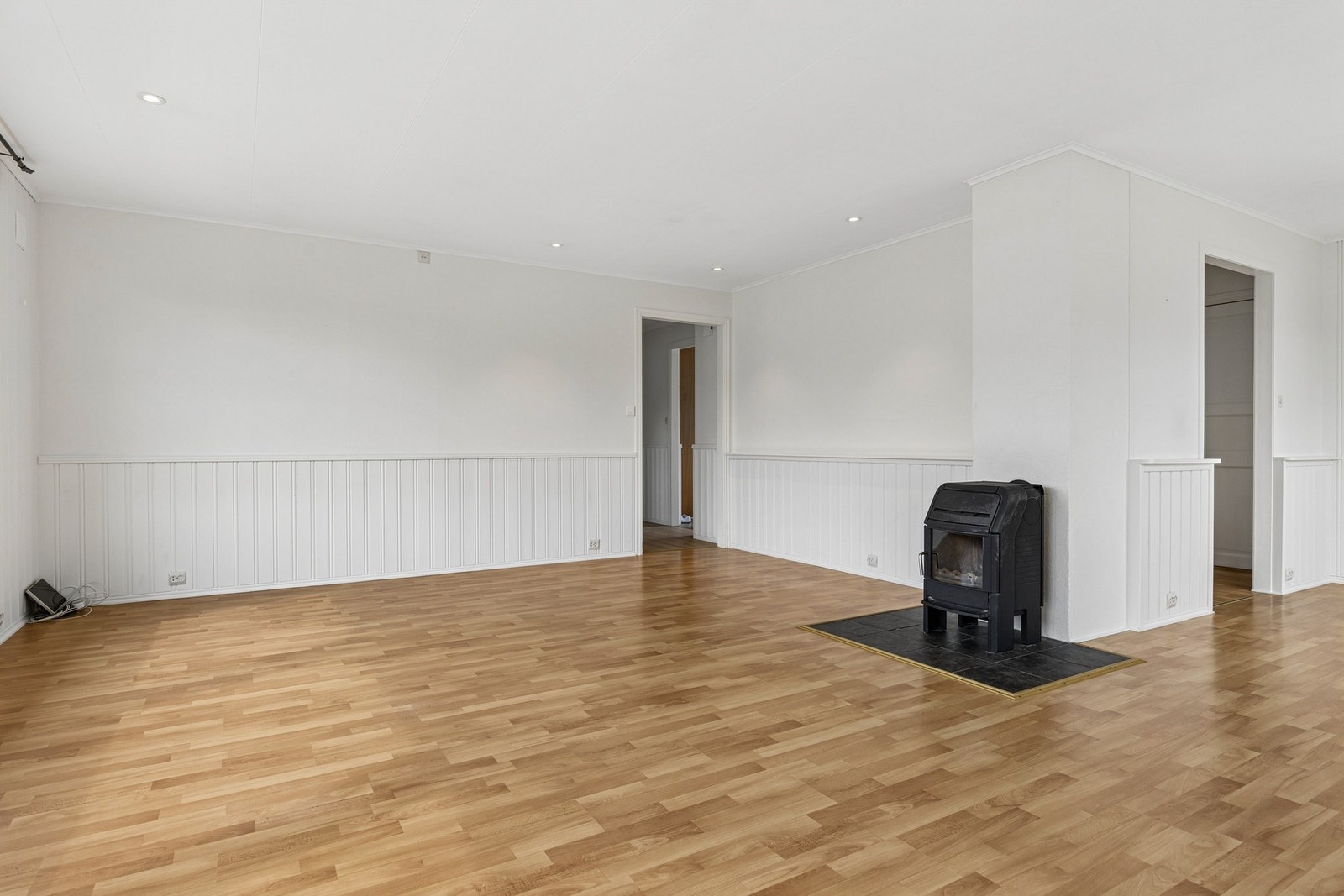 Stuen i hovedetasjen har laminatgulv og vegger med trepanel og malte plater. Galleribilde