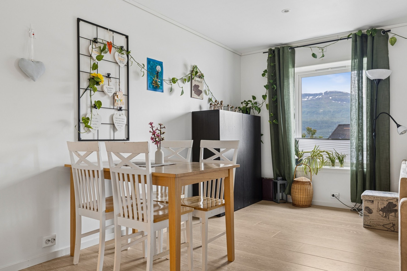 Det er en naturlig plass for spisebord i tilknytning til kjøkkenet. Galleribilde