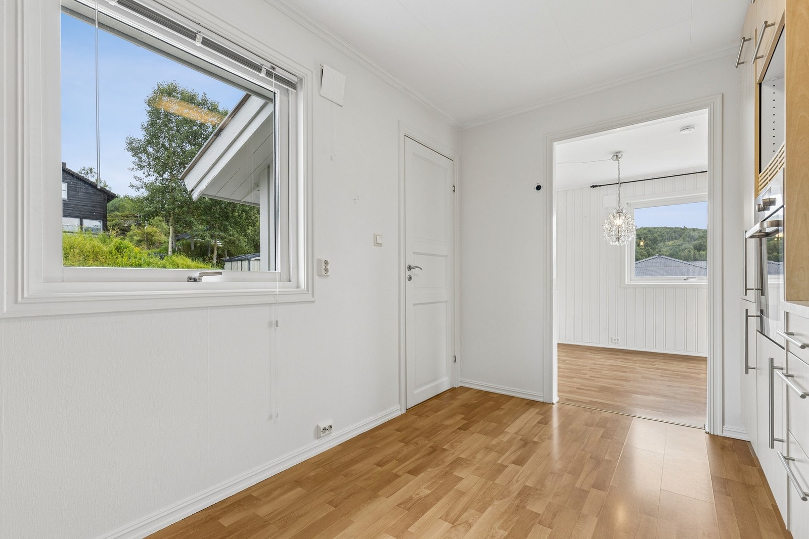 Fra kjøkkenet er det åpen overgang til spisestuen. Galleribilde