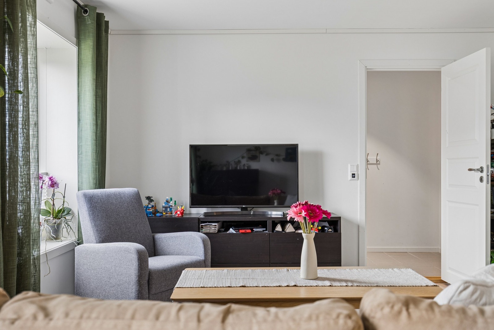 Stuedelen har plass til en sofagruppe og mediamøbel. Galleribilde