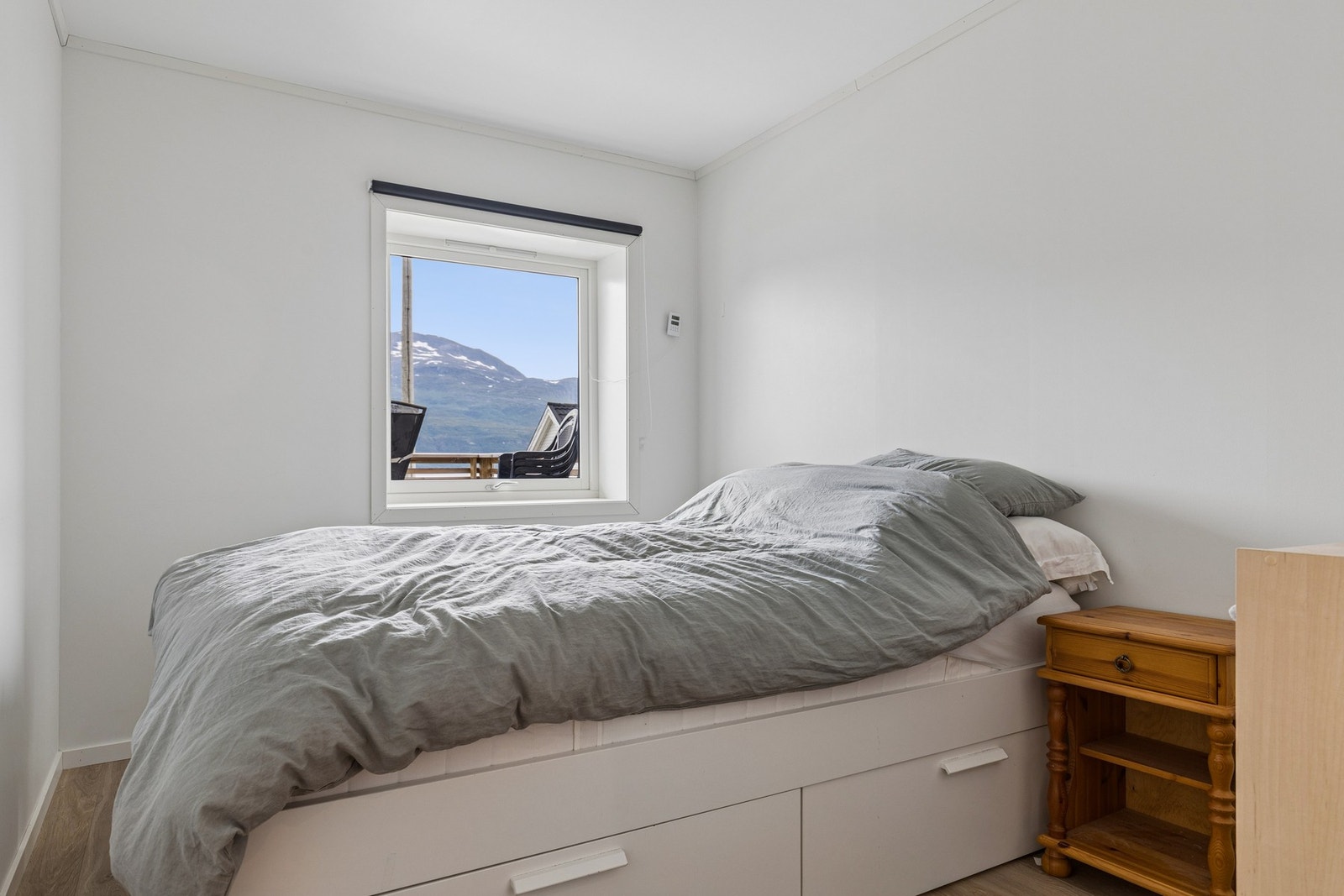 Soverom i leiligheten med plass til seng og oppbevaring. Galleribilde