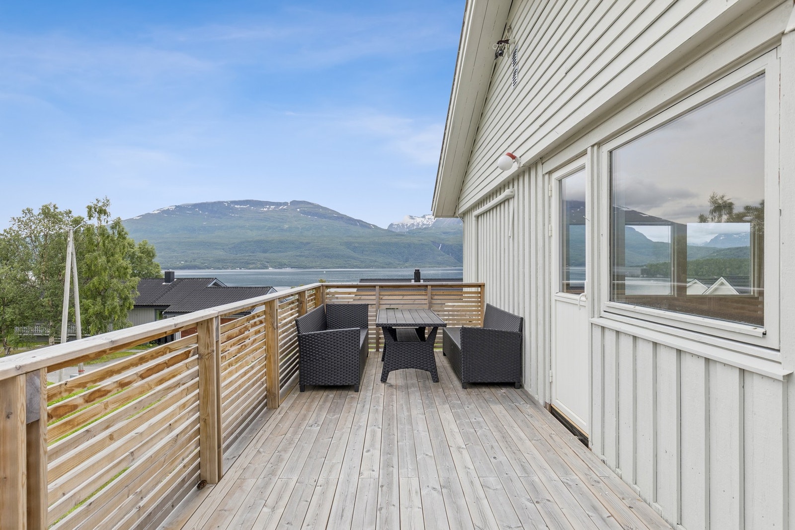 Fra stuen i hovedetasjen er det utgang til en romslig terrasse på 32 m². Galleribilde