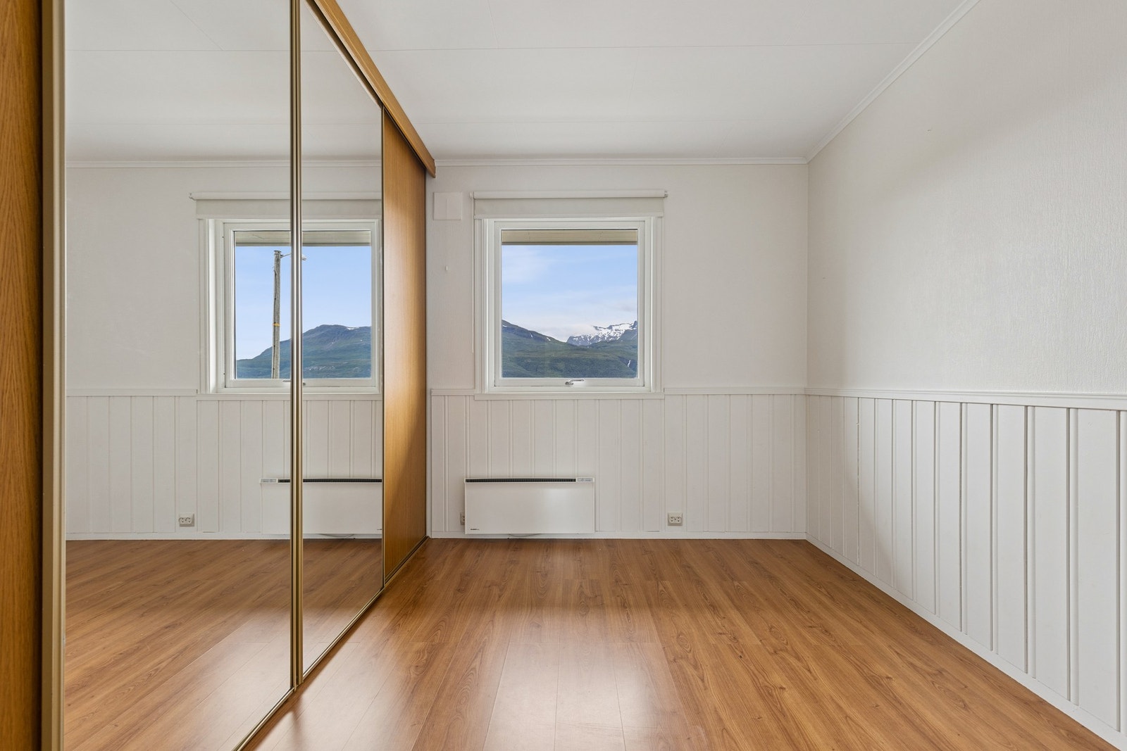 Soverommet har en stor skyvedørsgarderobe for oppbevaring. Galleribilde