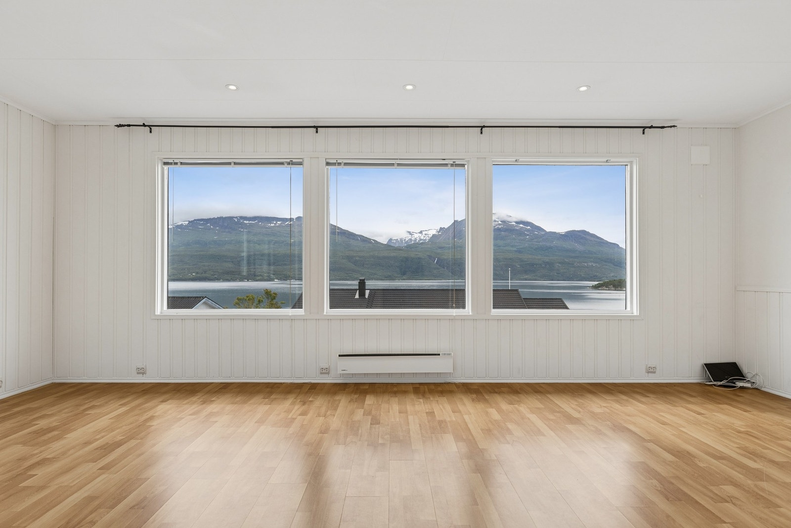 Enebolig med godkjent utleiedel i sokkeletasjen som er innredet og ombygget i 2020. Galleribilde