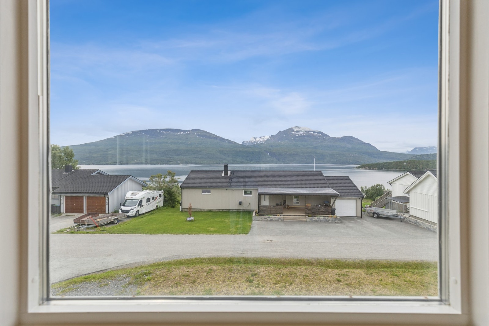 Utsikt mot fjorden fra flere av boligens rom. Galleribilde