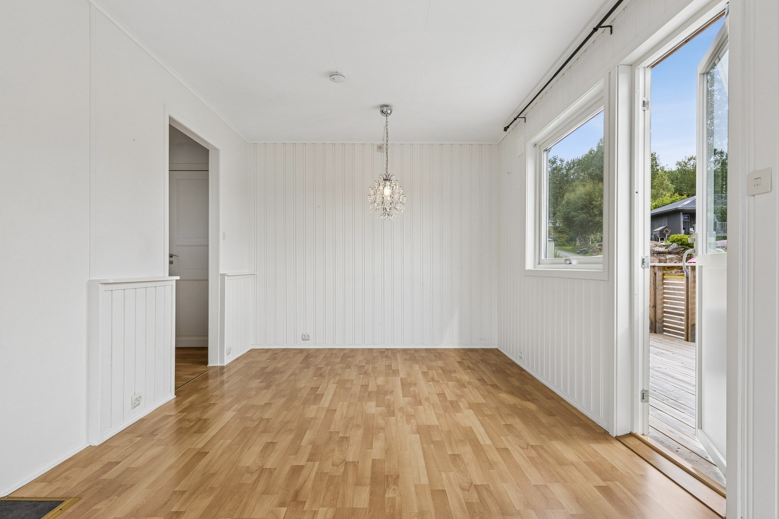 Spisestuedelen har plass til langbord og utgang til uteområdet. Galleribilde
