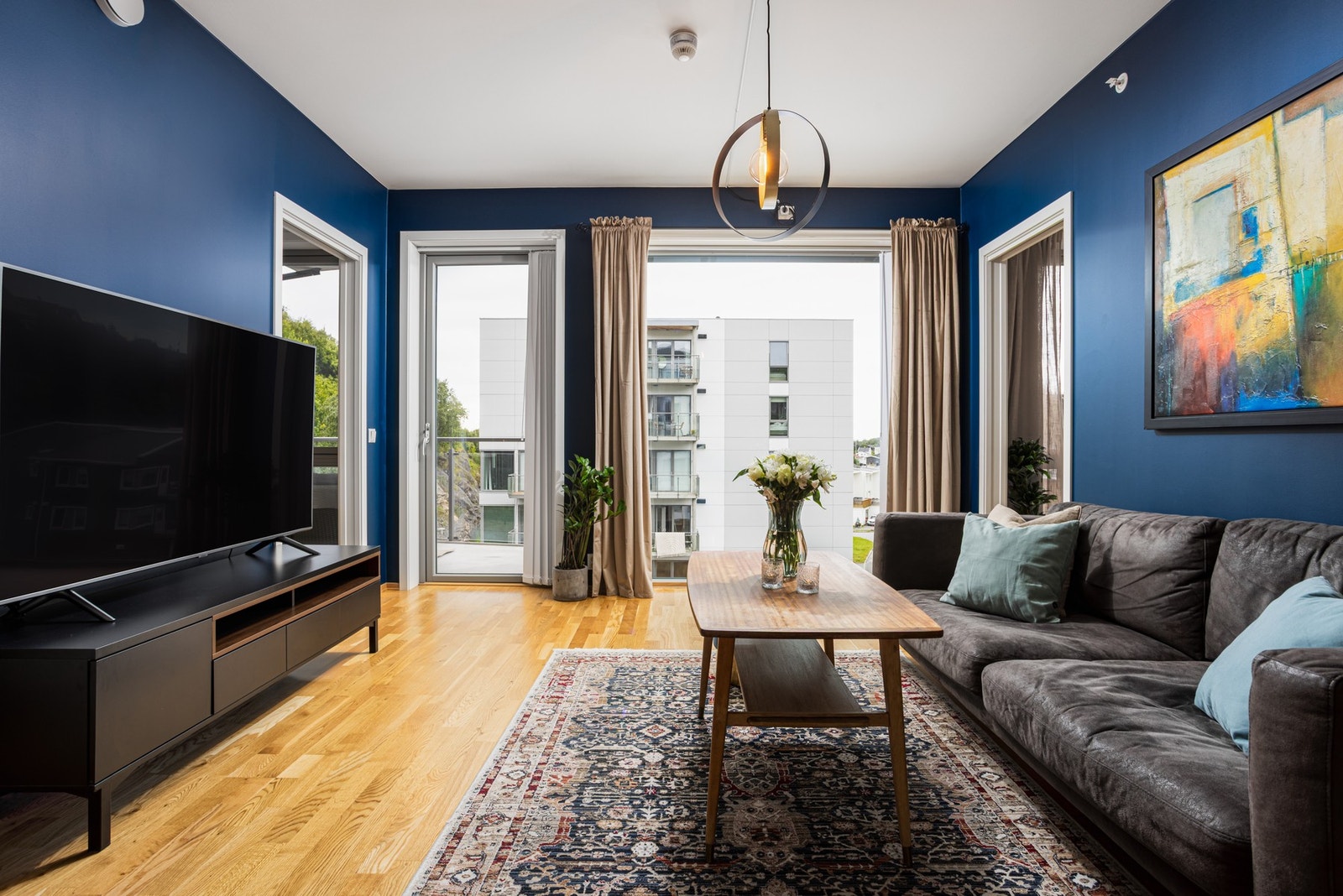 Store vindusflater slipper inn rikelig med naturlig sollys Galleribilde