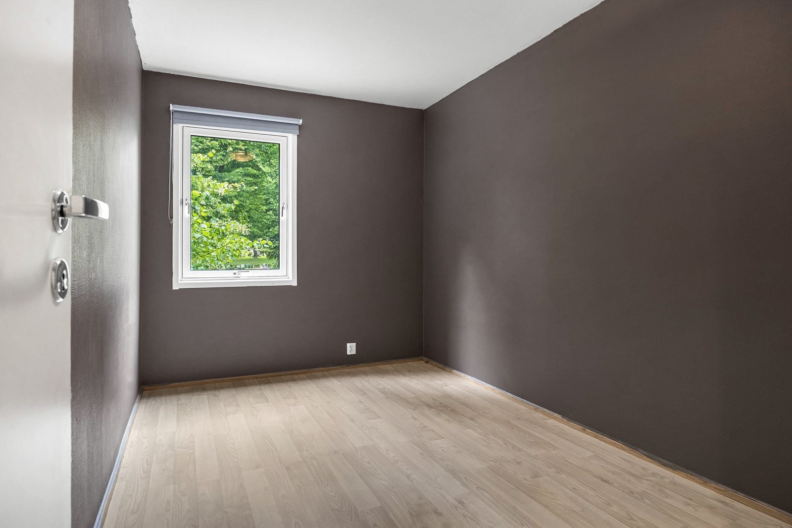 Leiligheten har ett soverom med plass til seng, nattbord og garderobeskap. Galleribilde